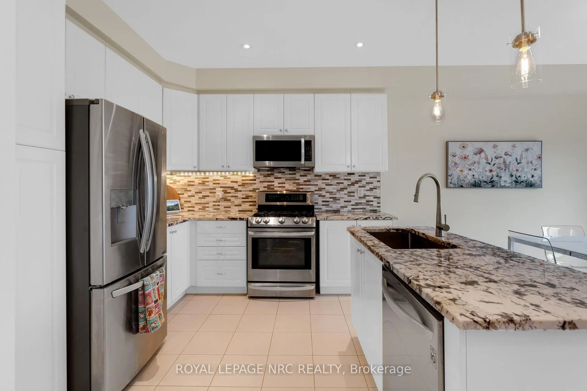 Photo 7 of 21 Pinot Crescent, Hamilton, Stoney Creek — HOMEH
