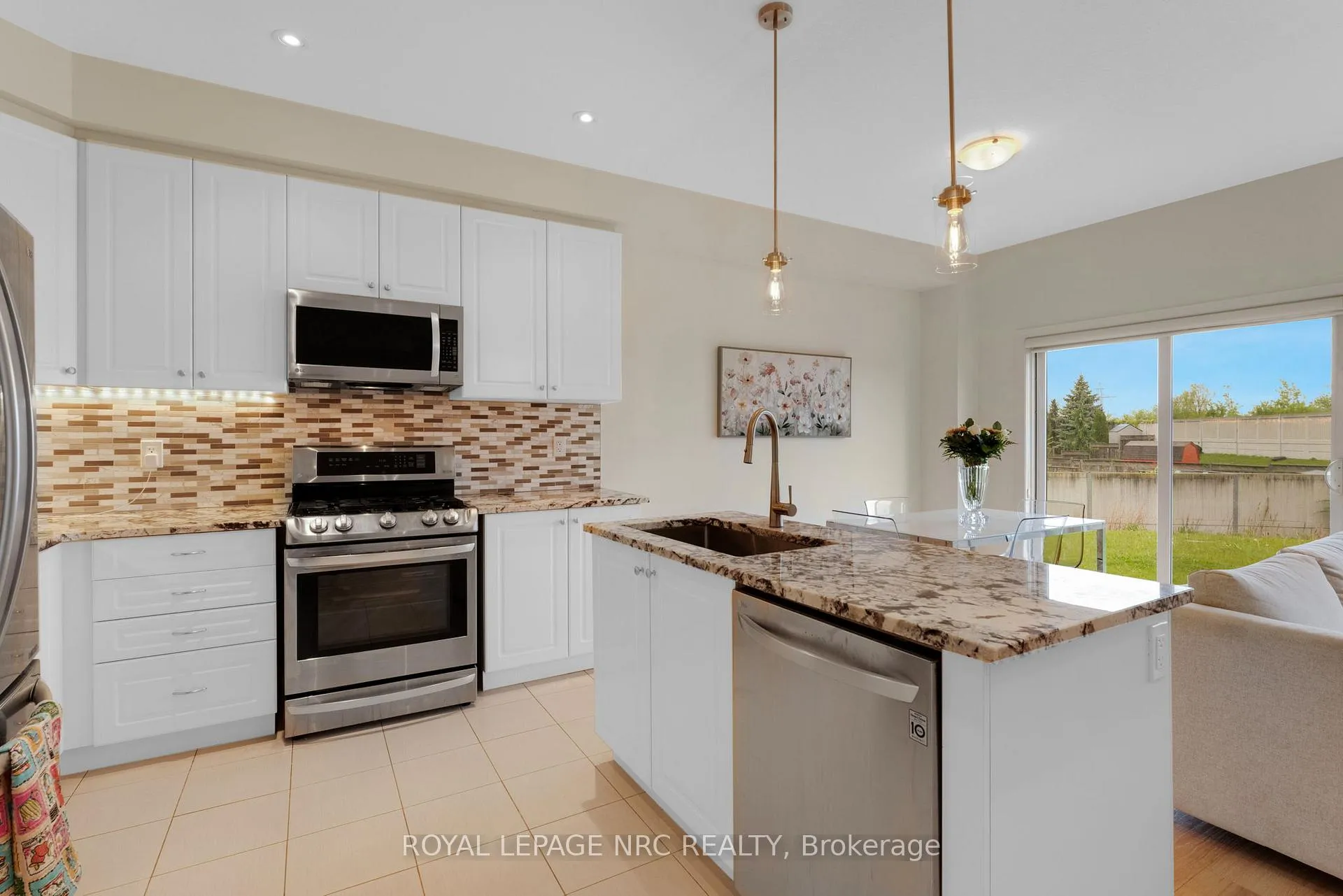 Photo 8 of 21 Pinot Crescent, Hamilton, Stoney Creek — HOMEH