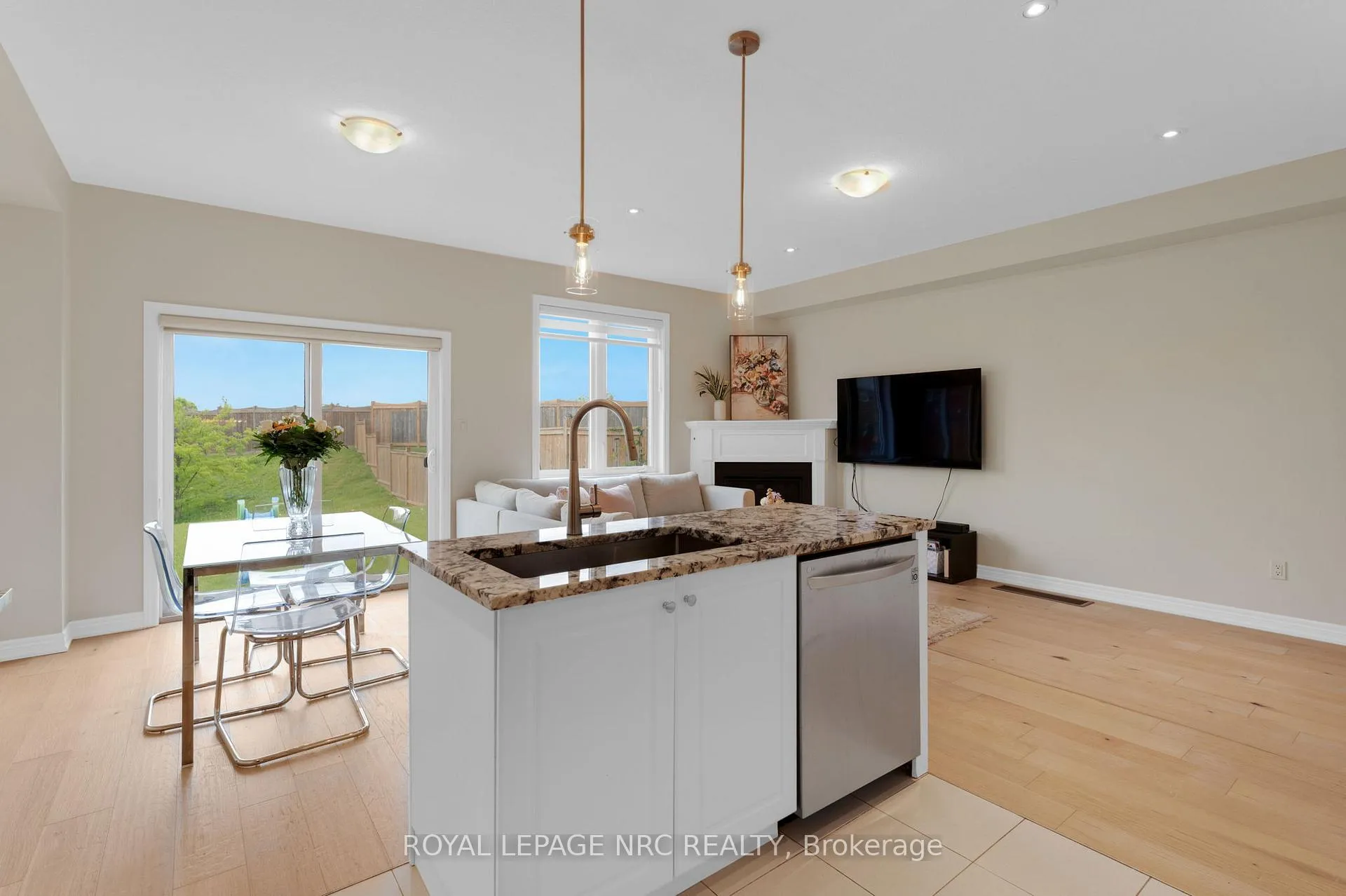 Photo 9 of 21 Pinot Crescent, Hamilton, Stoney Creek — HOMEH