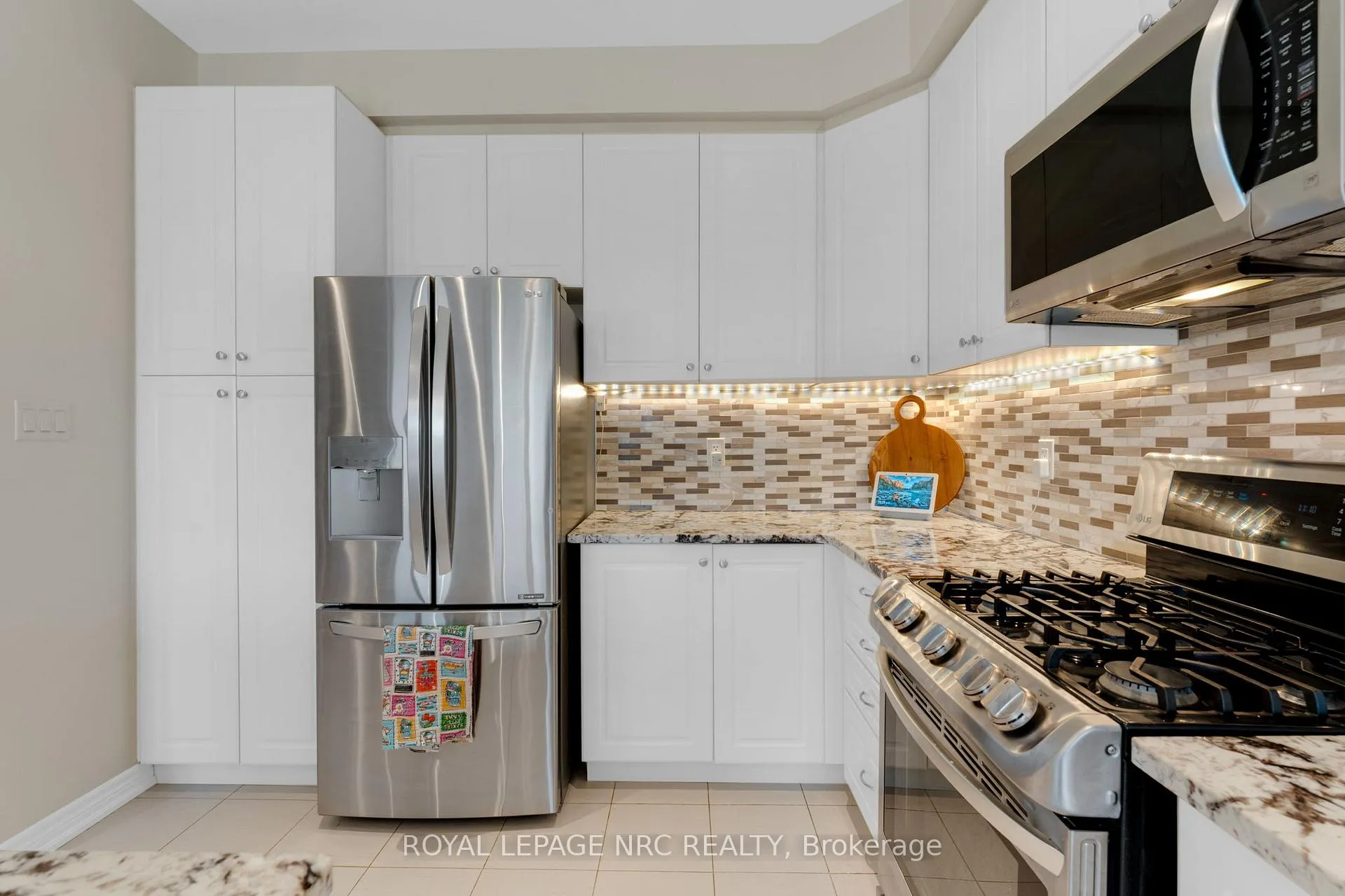 Photo 10 of 21 Pinot Crescent, Hamilton, Stoney Creek — HOMEH