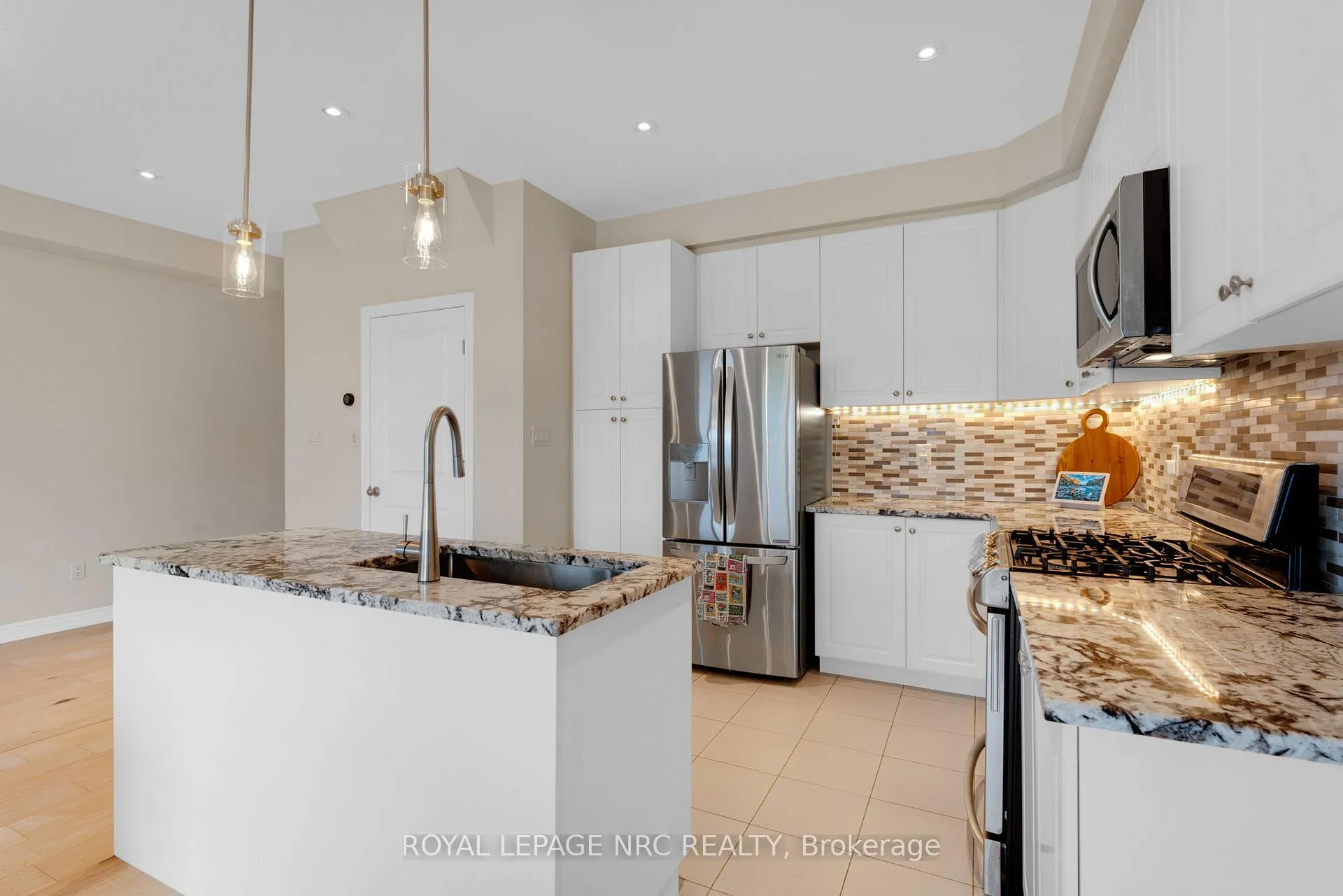 Photo 11 of 21 Pinot Crescent, Hamilton, Stoney Creek — HOMEH
