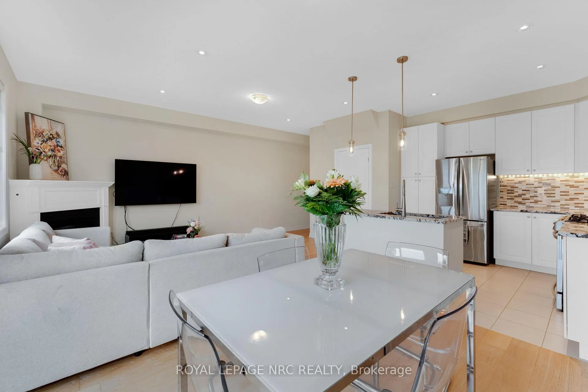 Photo 13 of 21 Pinot Crescent, Hamilton, Stoney Creek — HOMEH