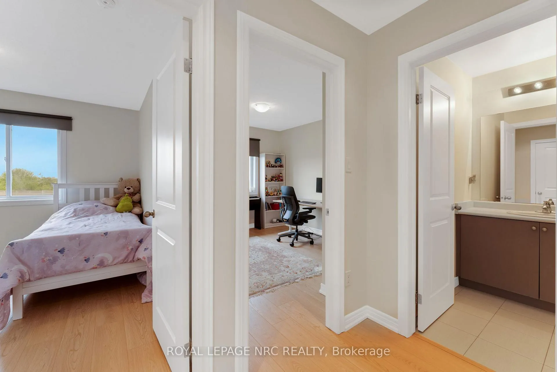 Photo 20 of 21 Pinot Crescent, Hamilton, Stoney Creek — HOMEH