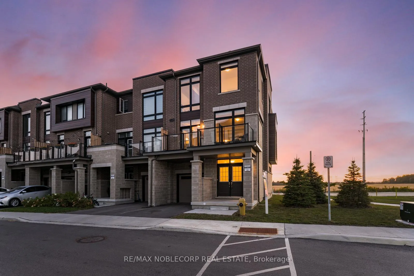 Photo 4 of 75 Holyrood Crescent, Vaughan, Kleinburg — HOMEH