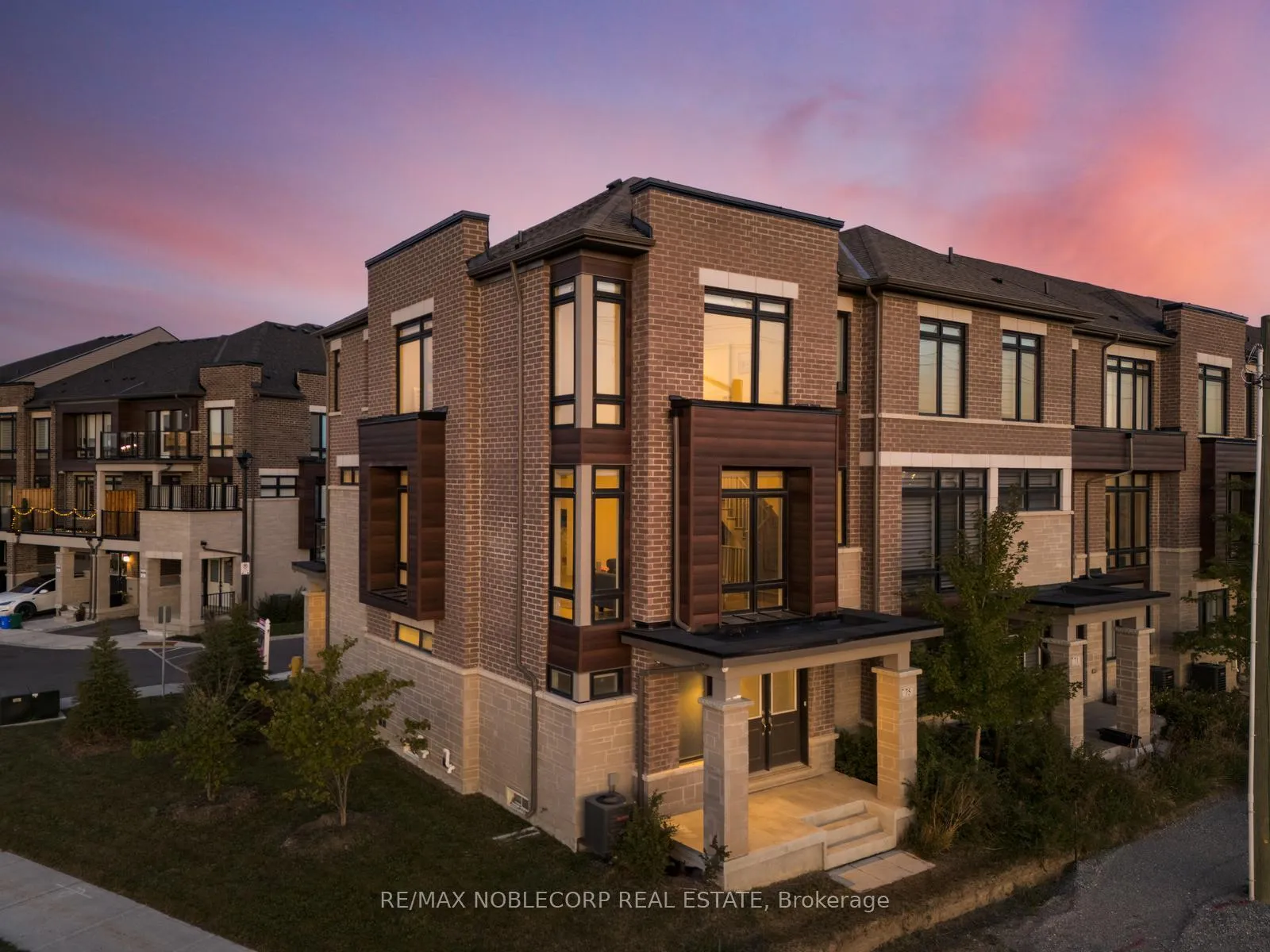 Photo 5 of 75 Holyrood Crescent, Vaughan, Kleinburg — HOMEH