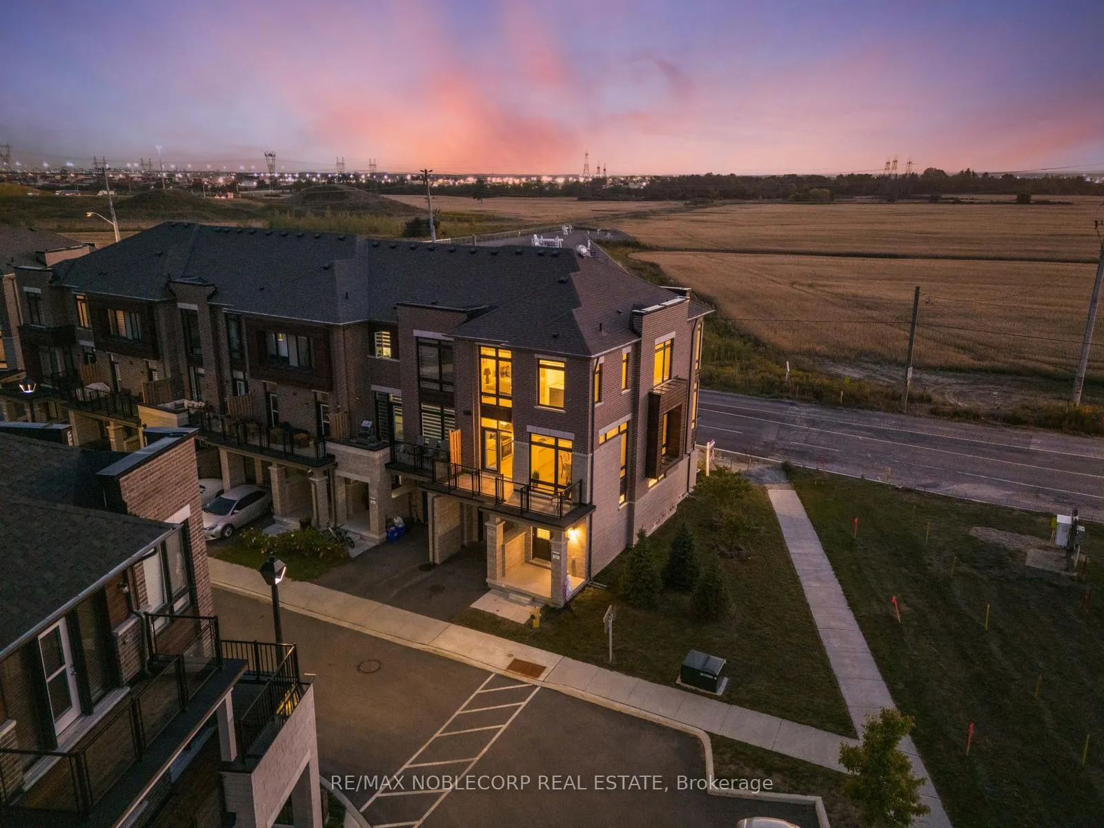 Photo 6 of 75 Holyrood Crescent, Vaughan, Kleinburg — HOMEH