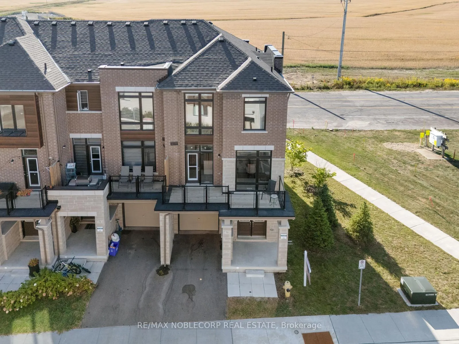Photo 7 of 75 Holyrood Crescent, Vaughan, Kleinburg — HOMEH