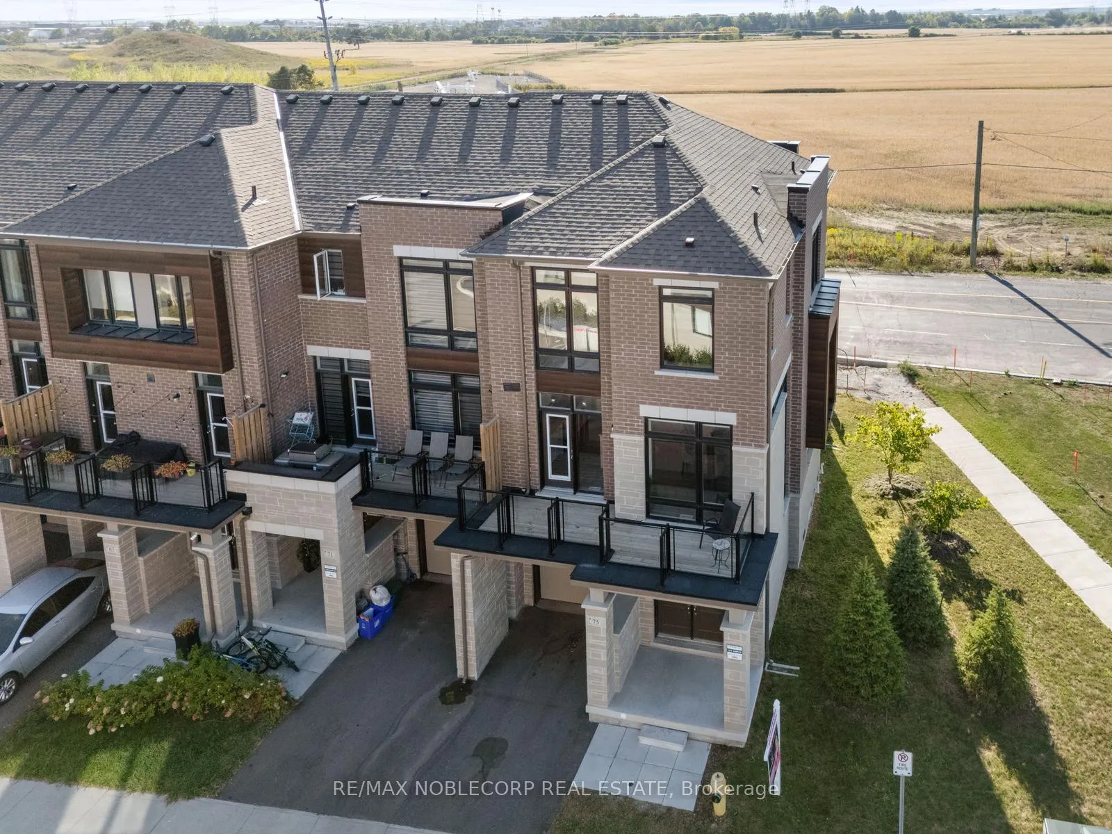Photo 8 of 75 Holyrood Crescent, Vaughan, Kleinburg — HOMEH