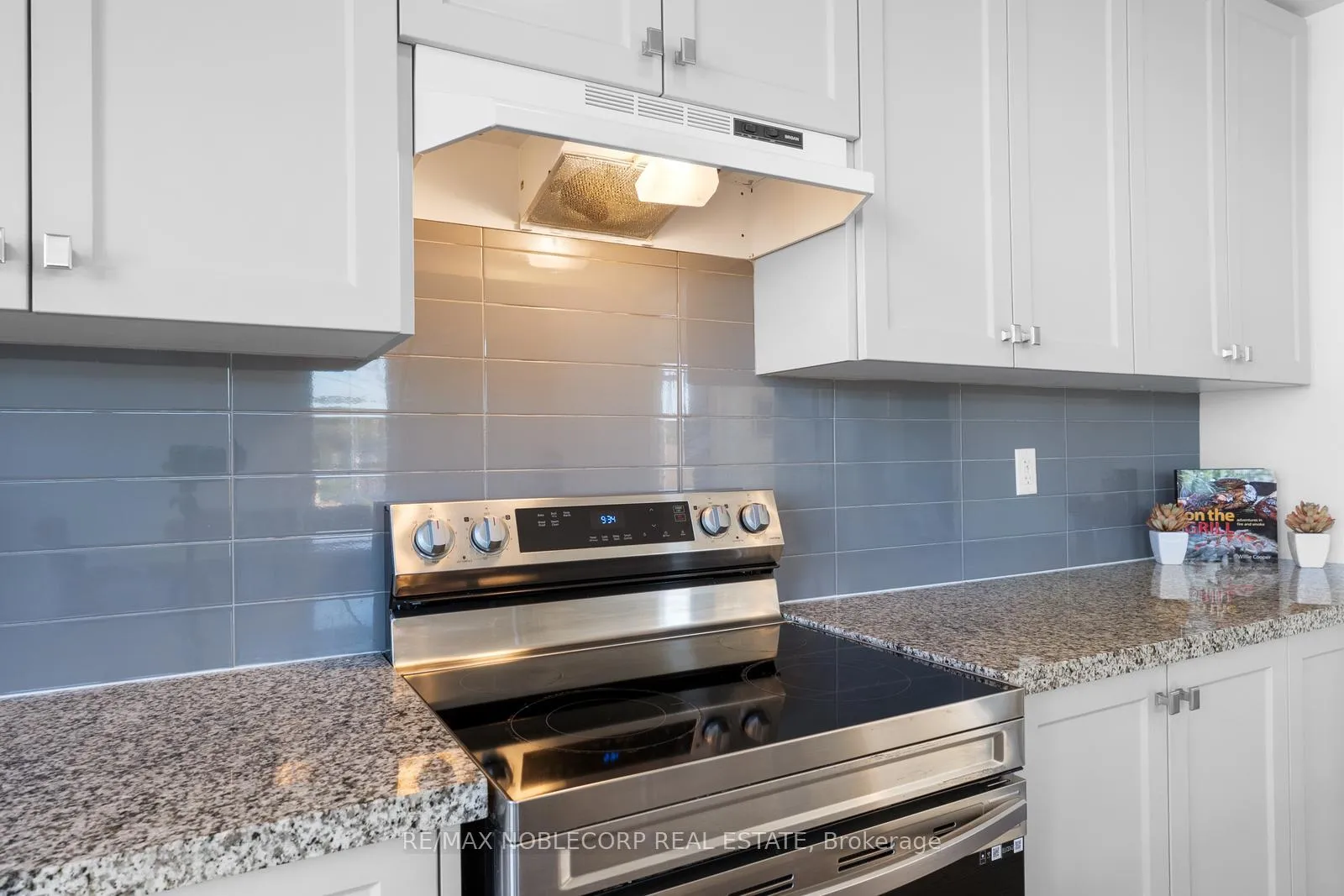 Photo 24 of 75 Holyrood Crescent, Vaughan, Kleinburg — HOMEH