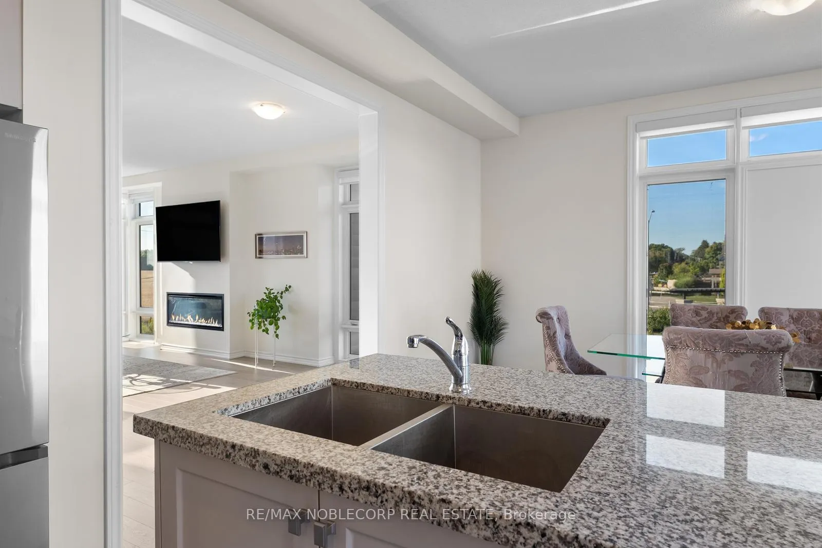 Photo 25 of 75 Holyrood Crescent, Vaughan, Kleinburg — HOMEH