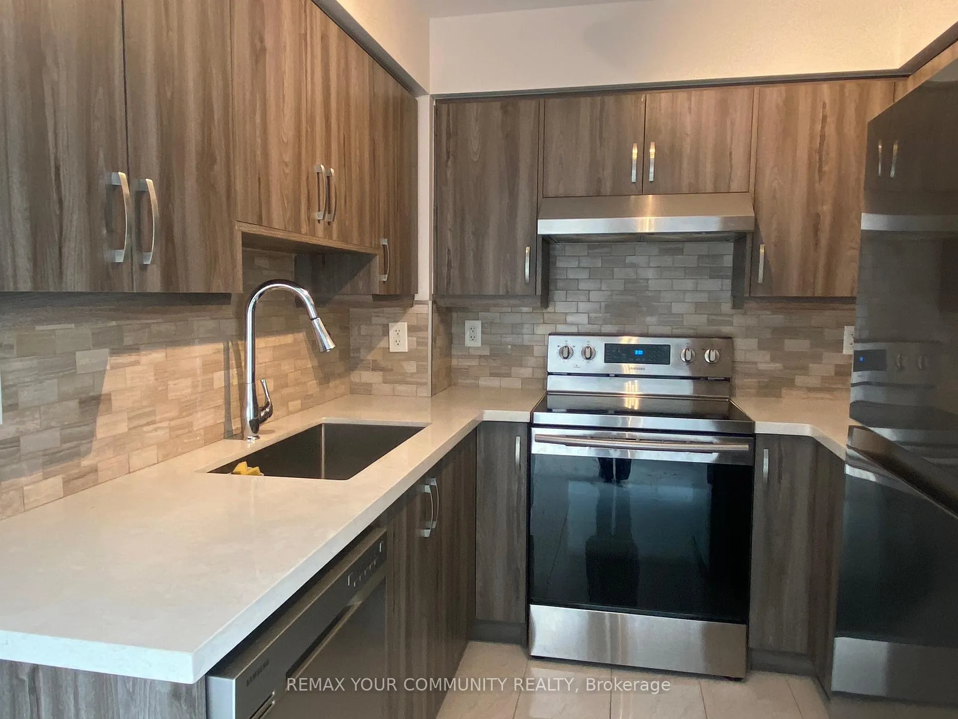 Photo 12 of Unit LPH10, 23 Oneida Crescent, Richmond Hill, Langstaff — HOMEH