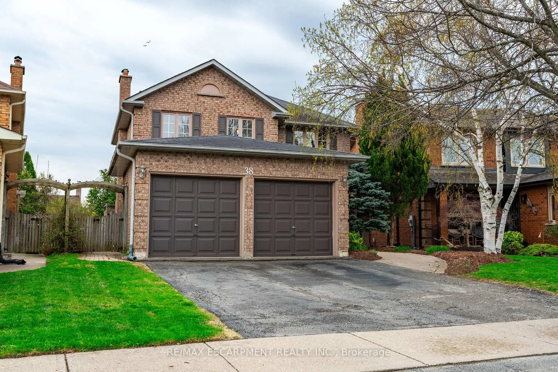 Photo 2 of 38 Fellowes Crescent, Hamilton, Waterdown — HOMEH