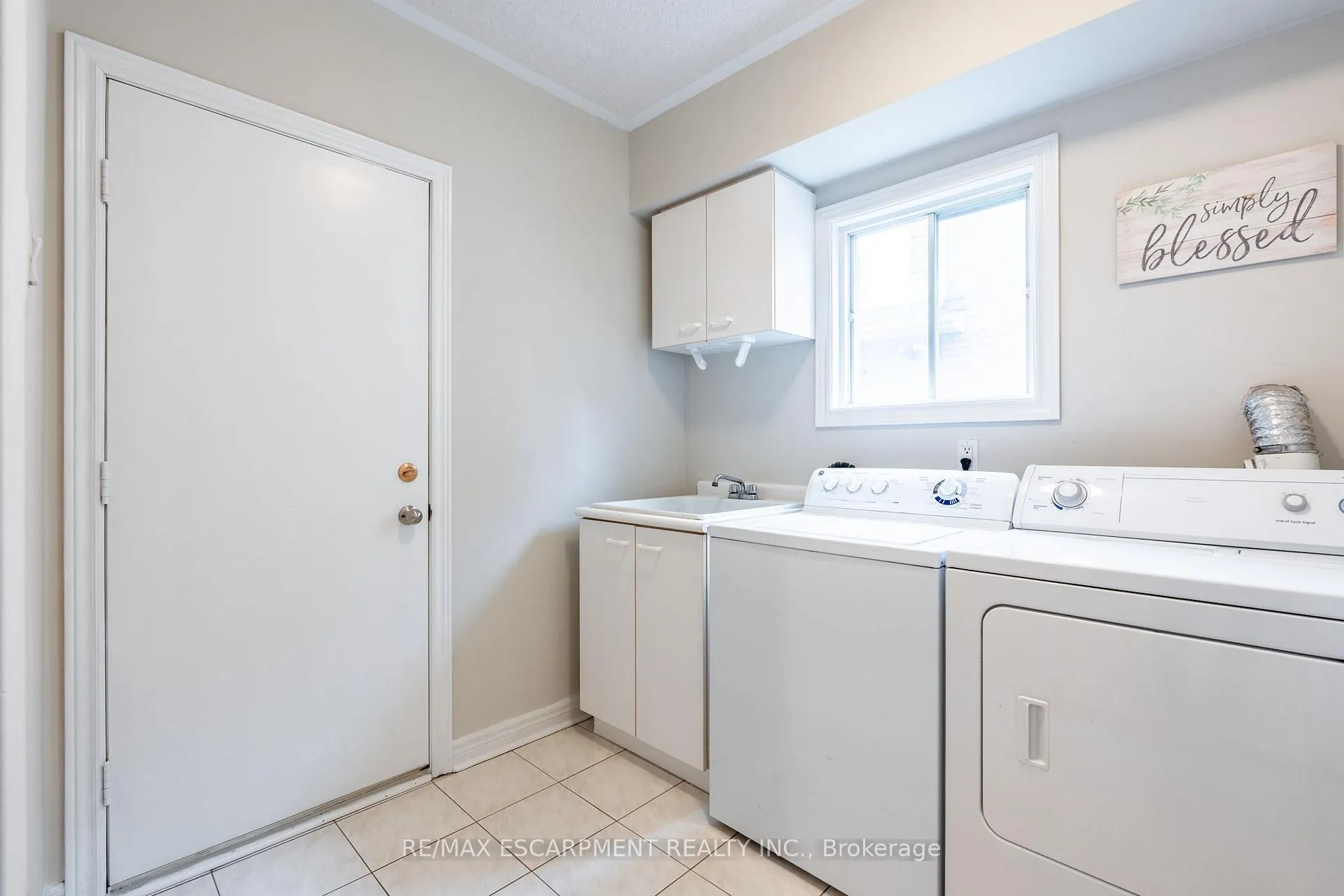Photo 3 of 38 Fellowes Crescent, Hamilton, Waterdown — HOMEH