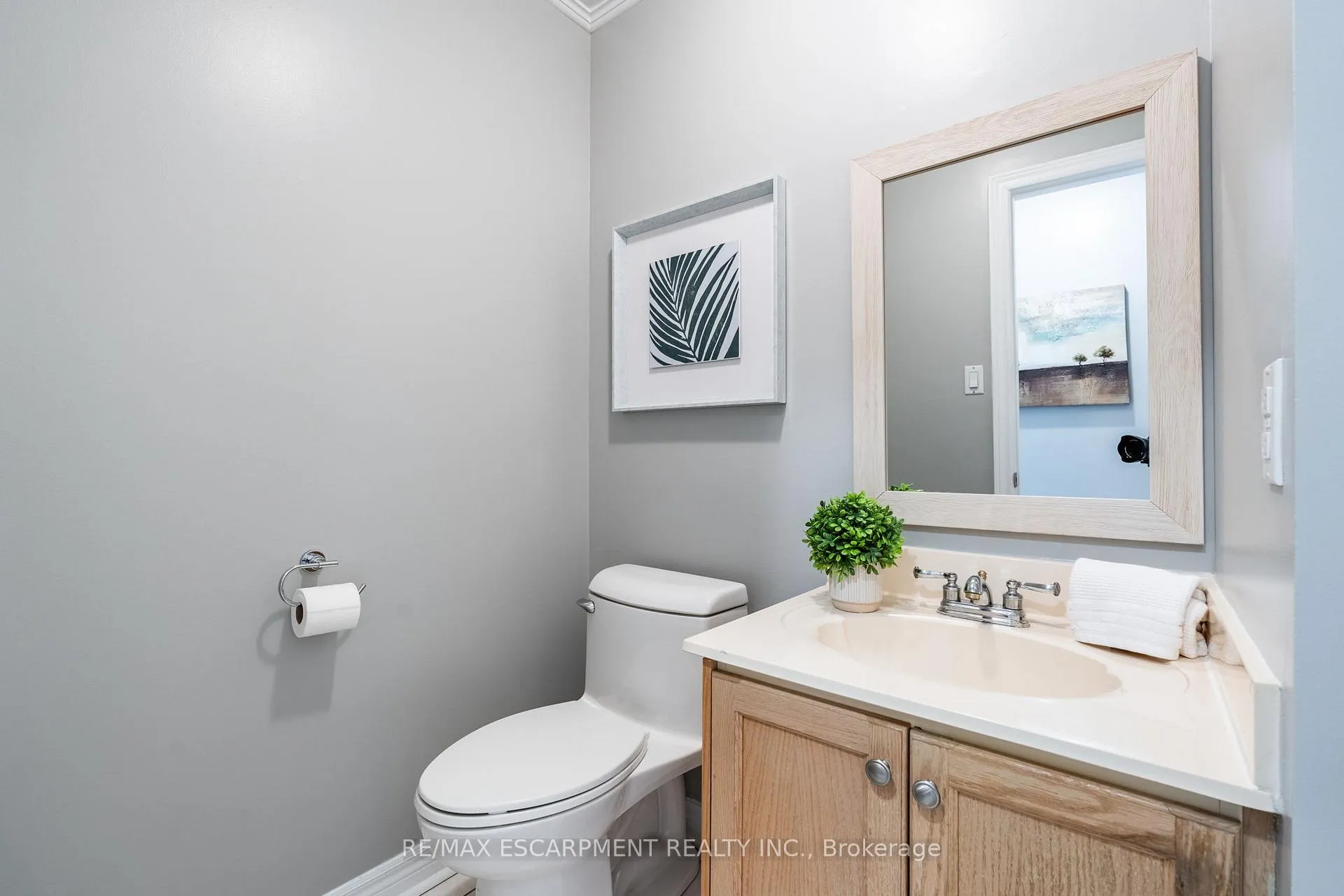 Photo 7 of 38 Fellowes Crescent, Hamilton, Waterdown — HOMEH