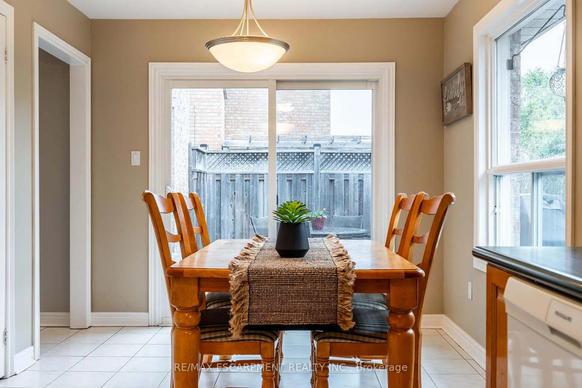 Photo 9 of 38 Fellowes Crescent, Hamilton, Waterdown — HOMEH