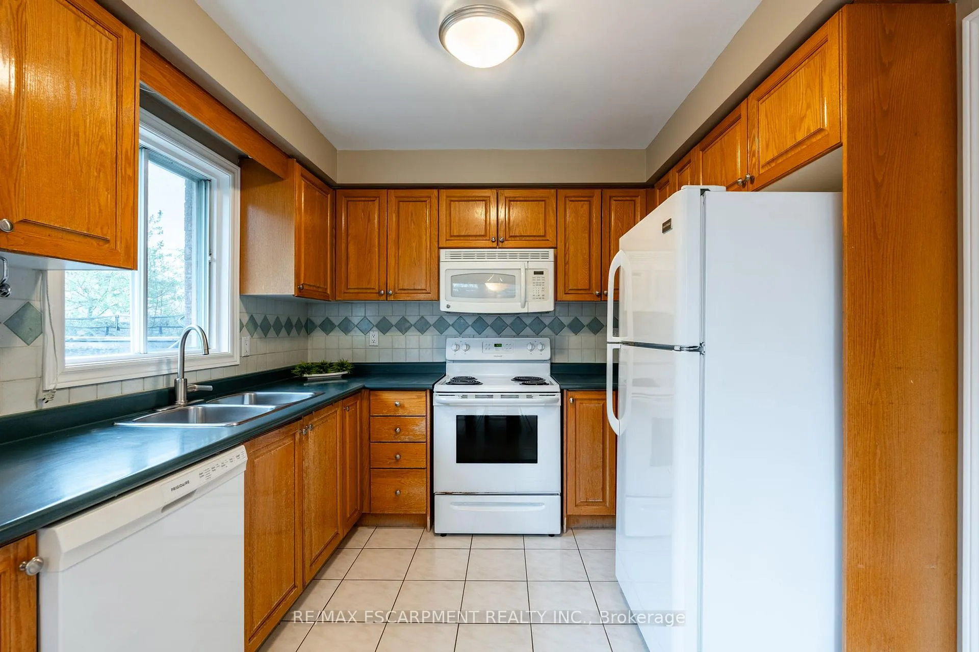 Photo 11 of 38 Fellowes Crescent, Hamilton, Waterdown — HOMEH