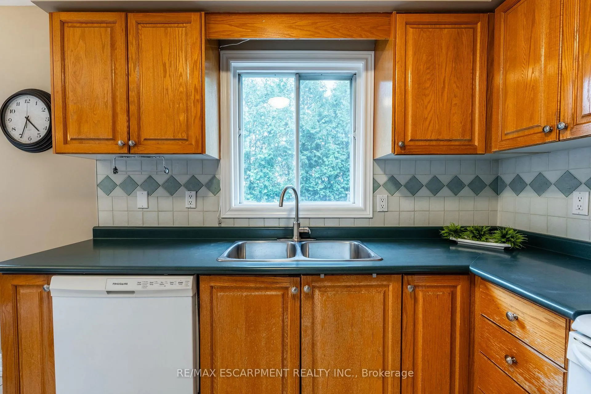 Photo 12 of 38 Fellowes Crescent, Hamilton, Waterdown — HOMEH