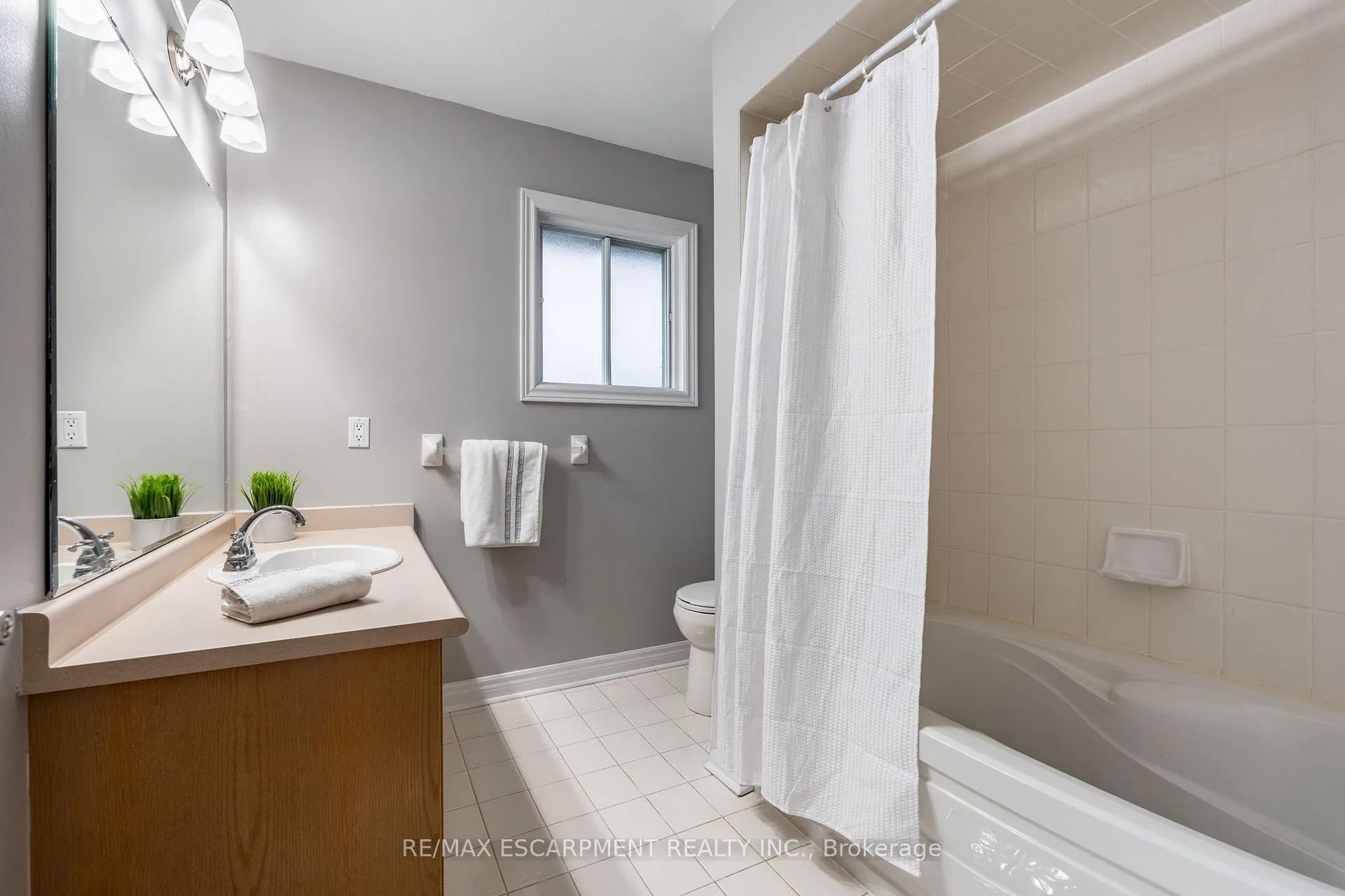 Photo 17 of 38 Fellowes Crescent, Hamilton, Waterdown — HOMEH