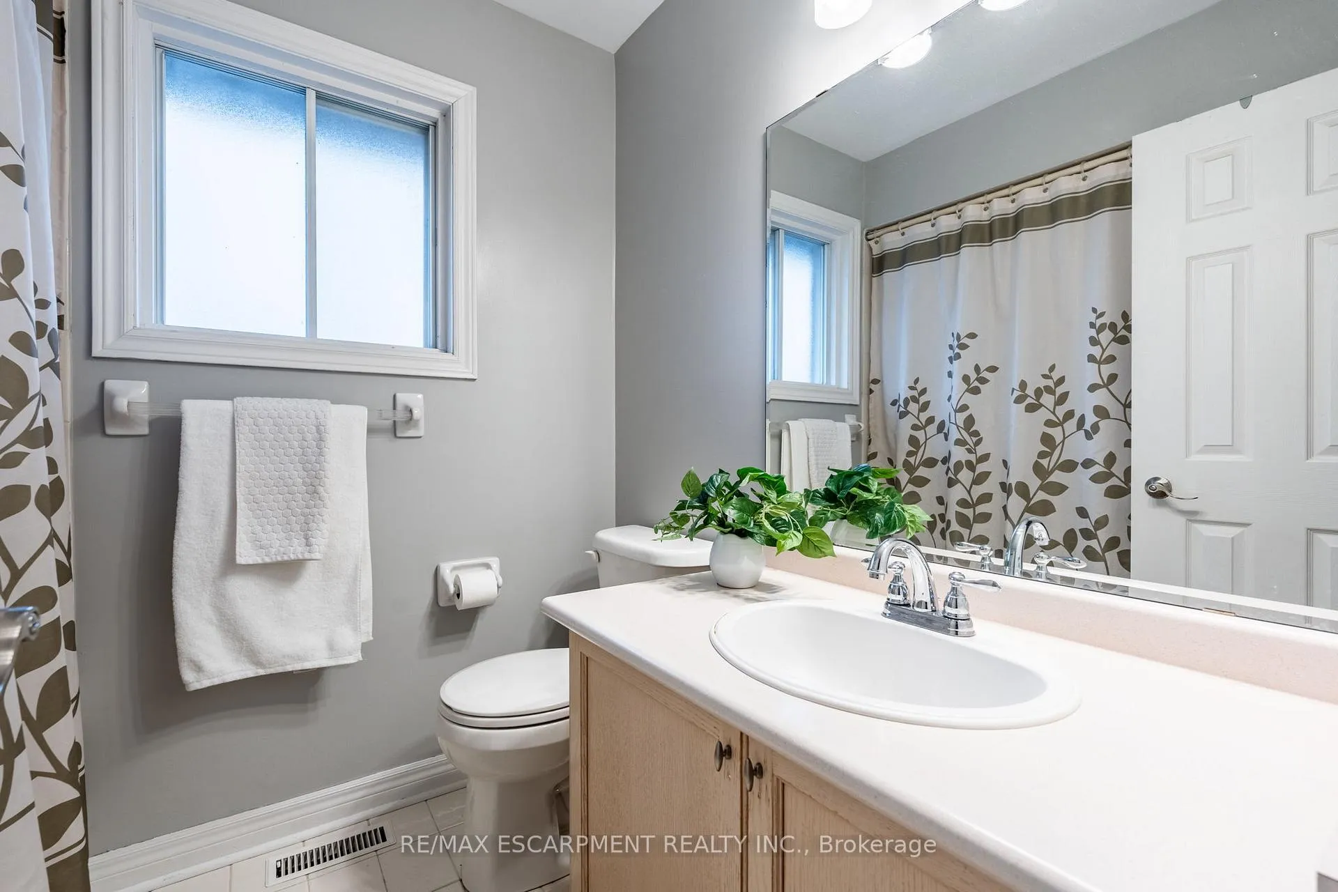 Photo 24 of 38 Fellowes Crescent, Hamilton, Waterdown — HOMEH