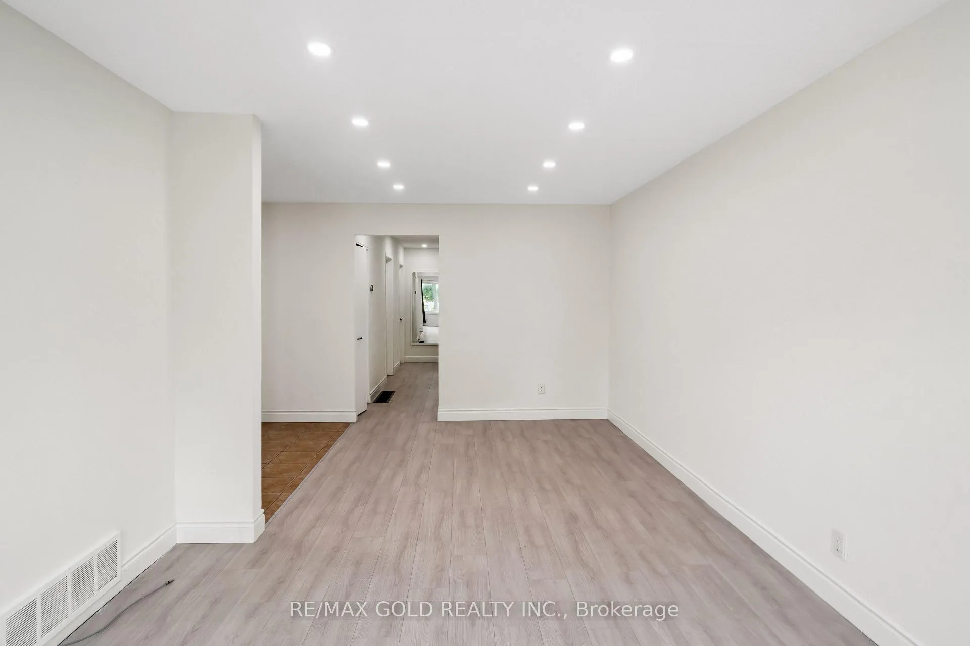 Photo 3 of 231 Cedarbrae Avenue, Waterloo — HOMEH