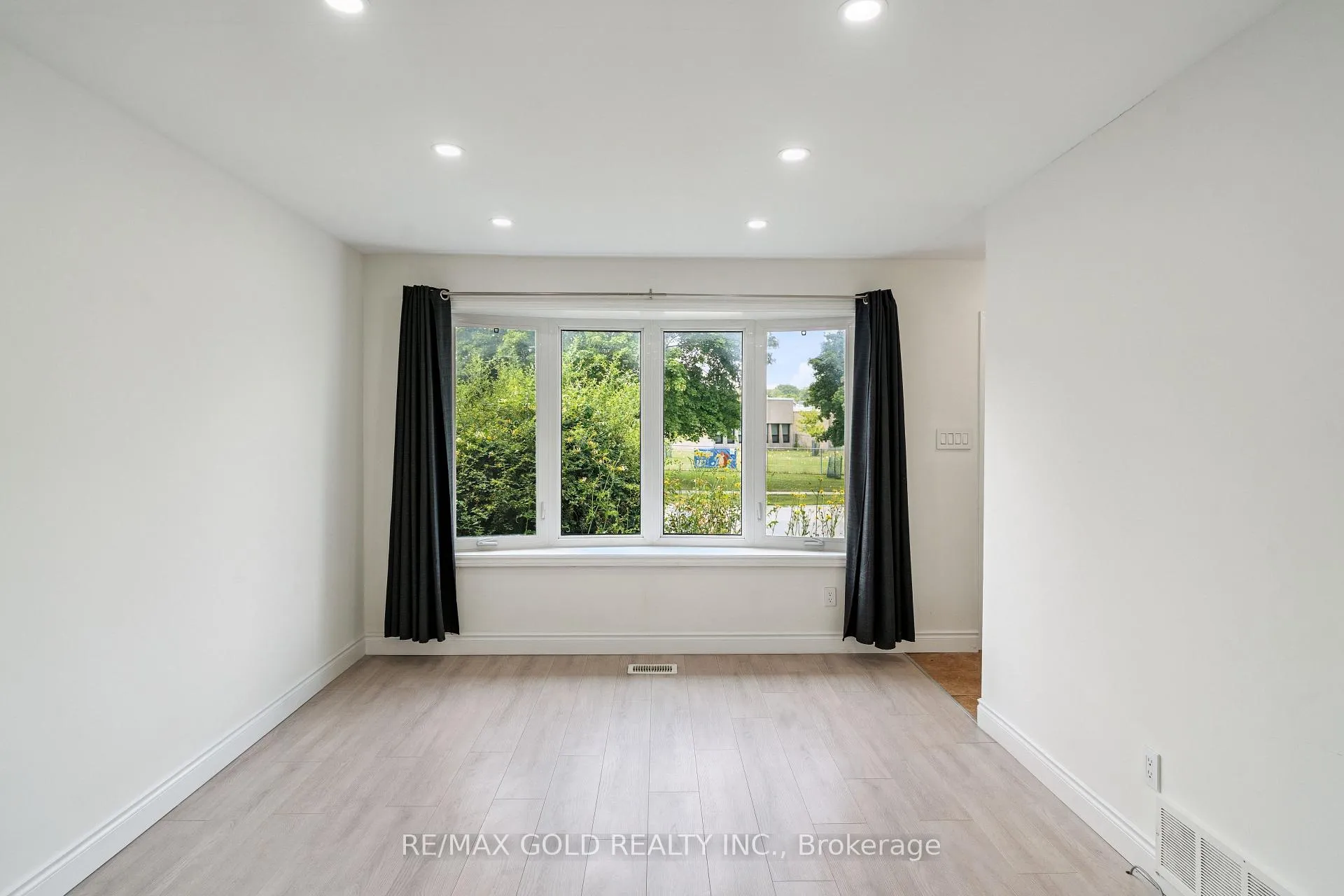 Photo 4 of 231 Cedarbrae Avenue, Waterloo — HOMEH