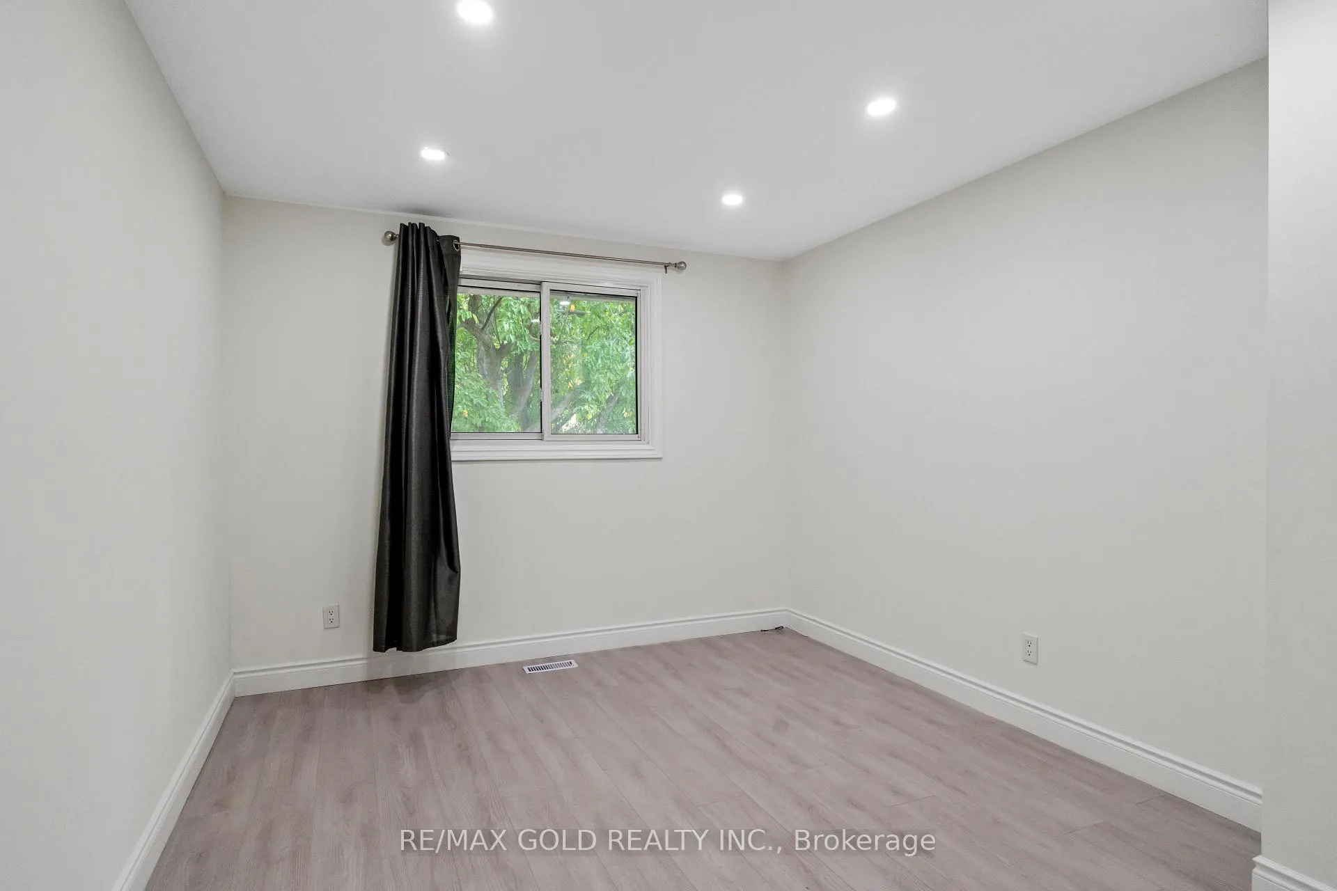 Photo 10 of 231 Cedarbrae Avenue, Waterloo — HOMEH