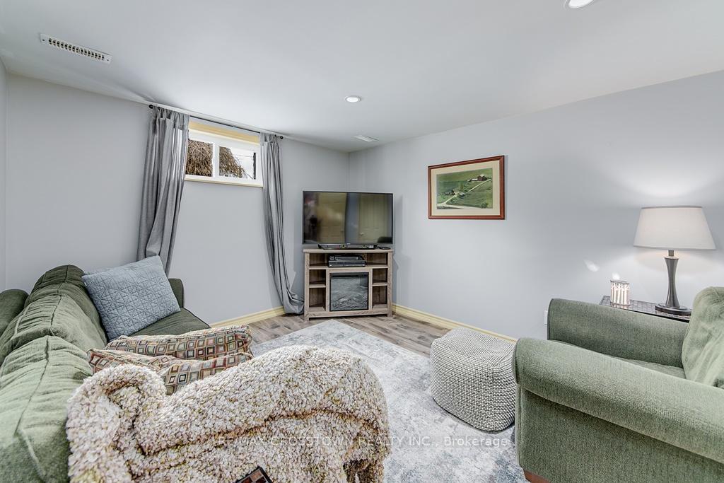 Photo 21 of 27 Nelson Street, Clearview, Creemore — HOMEH