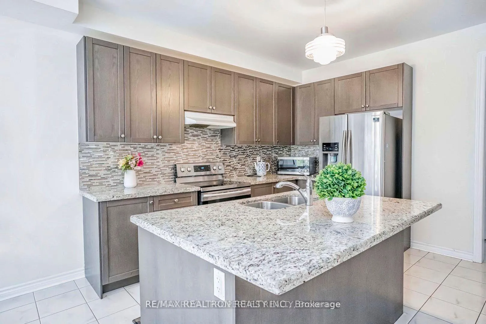 Photo 10 of 1877 Castlepoint Drive, Oshawa, Taunton — HOMEH