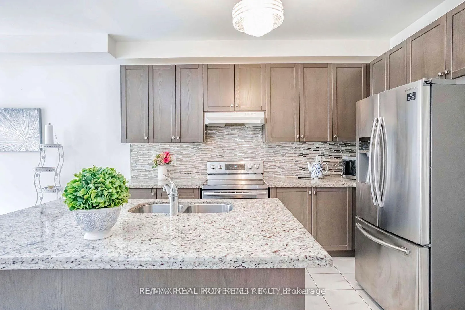 Photo 12 of 1877 Castlepoint Drive, Oshawa, Taunton — HOMEH