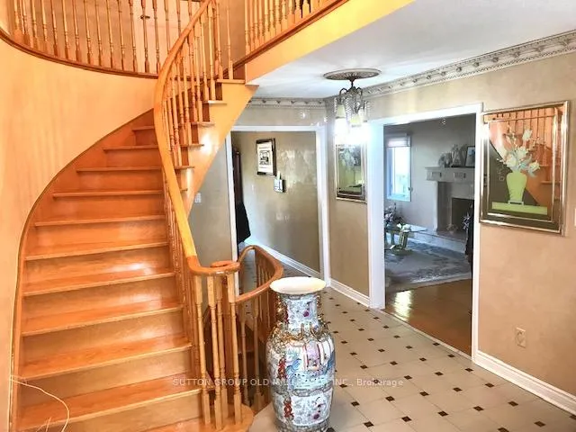Photo 3 of 103 Benjamin Drive, Vaughan, East Woodbridge — HOMEH