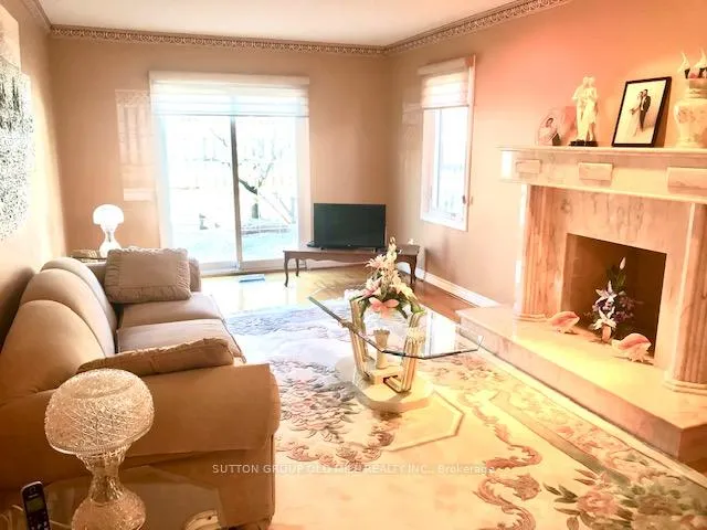 Photo 4 of 103 Benjamin Drive, Vaughan, East Woodbridge — HOMEH