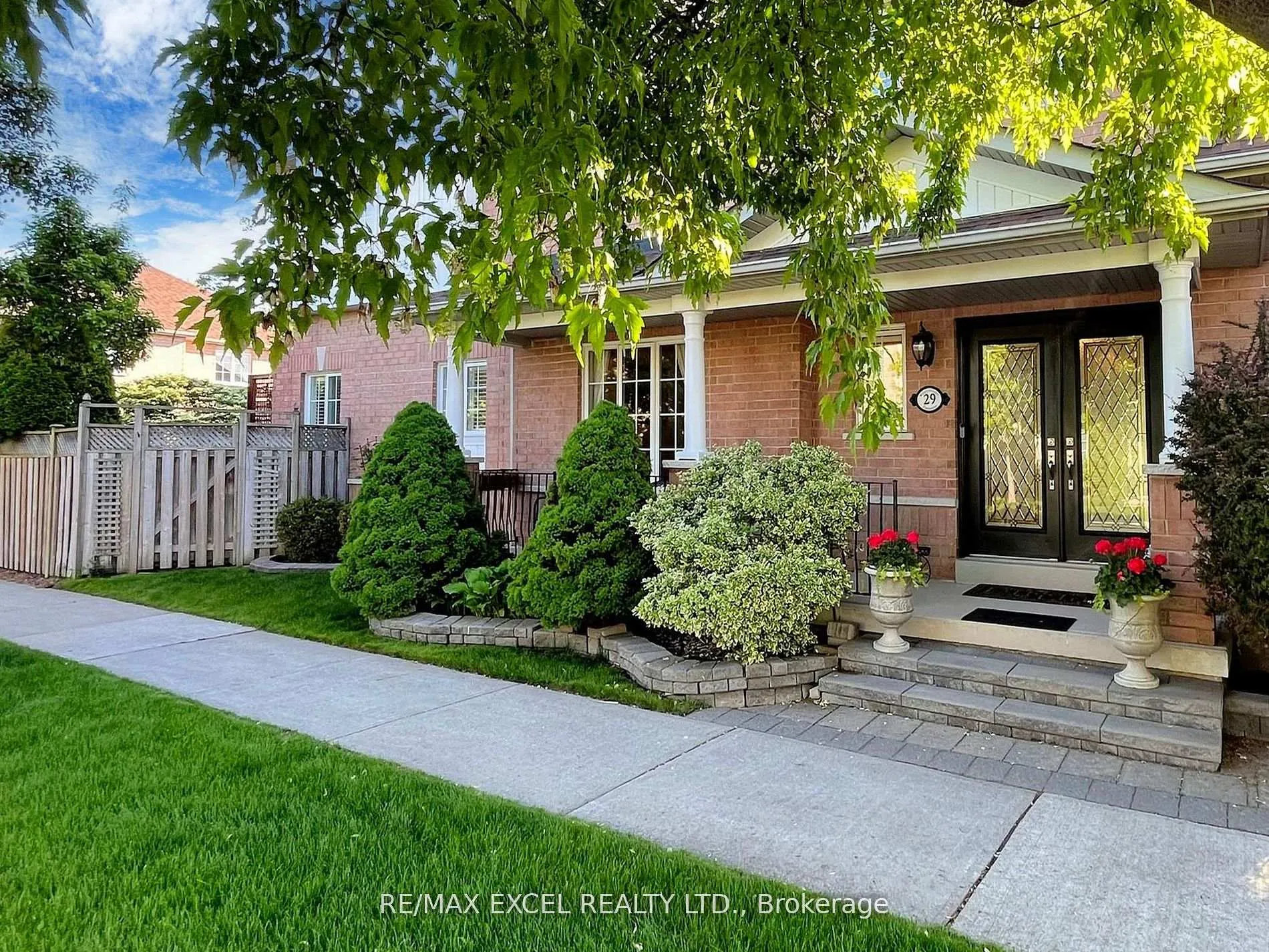 Photo 4 of 29 Westchester Crescent, Markham, Berczy — HOMEH