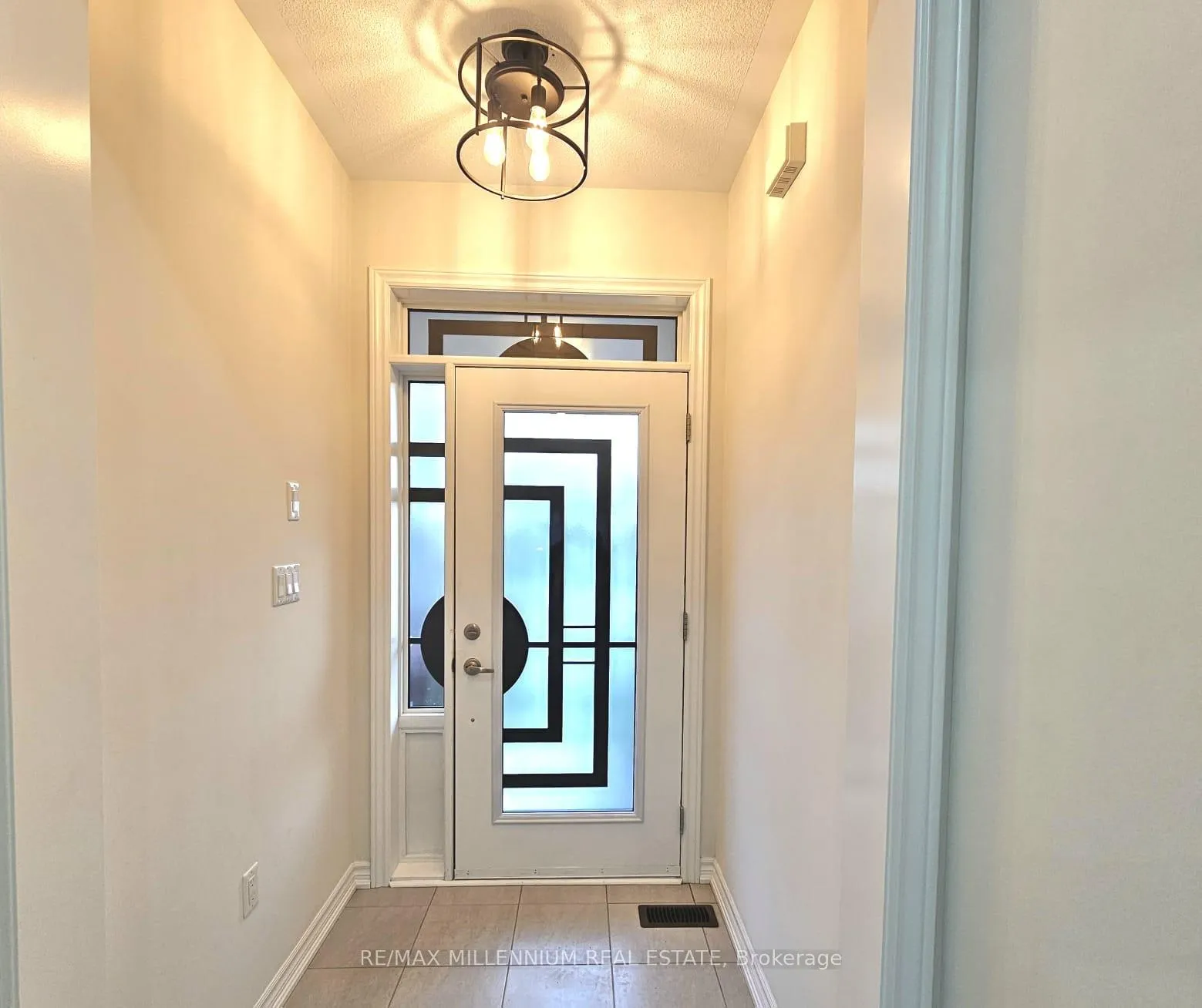 Photo 5 of 139 Crombie Street, Clarington, Bowmanville — HOMEH