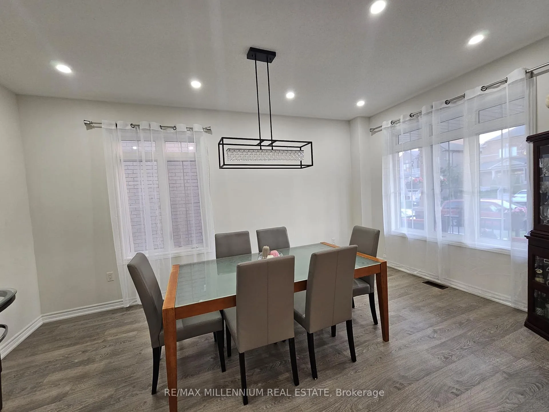 Photo 6 of 139 Crombie Street, Clarington, Bowmanville — HOMEH