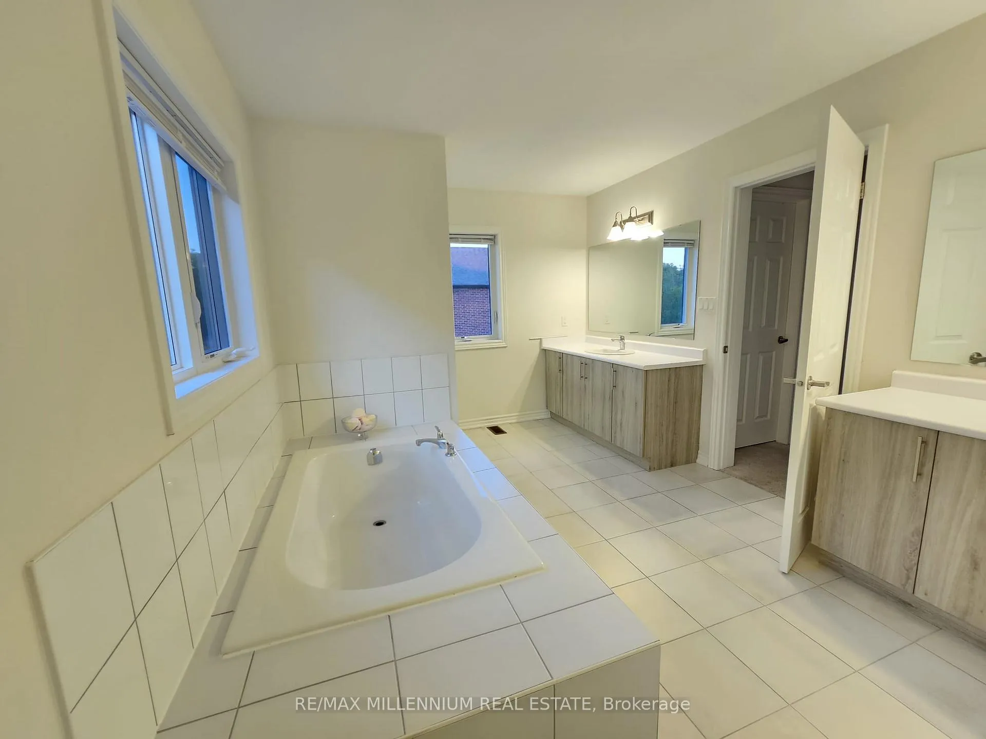 Photo 29 of 139 Crombie Street, Clarington, Bowmanville — HOMEH