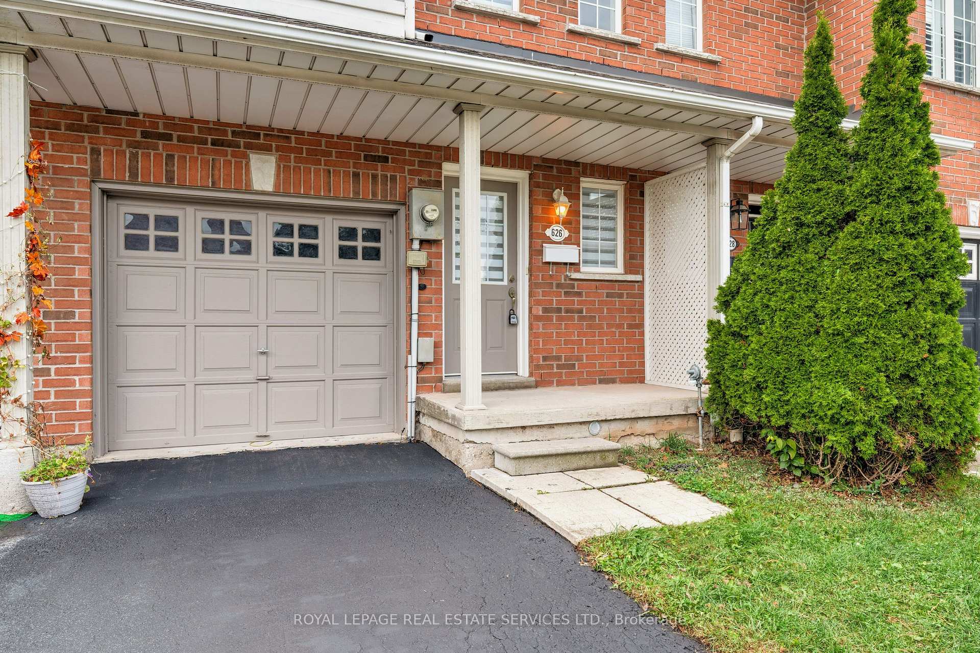 Photo 2 of 626 Iris Court, Burlington, Shoreacres — HOMEH