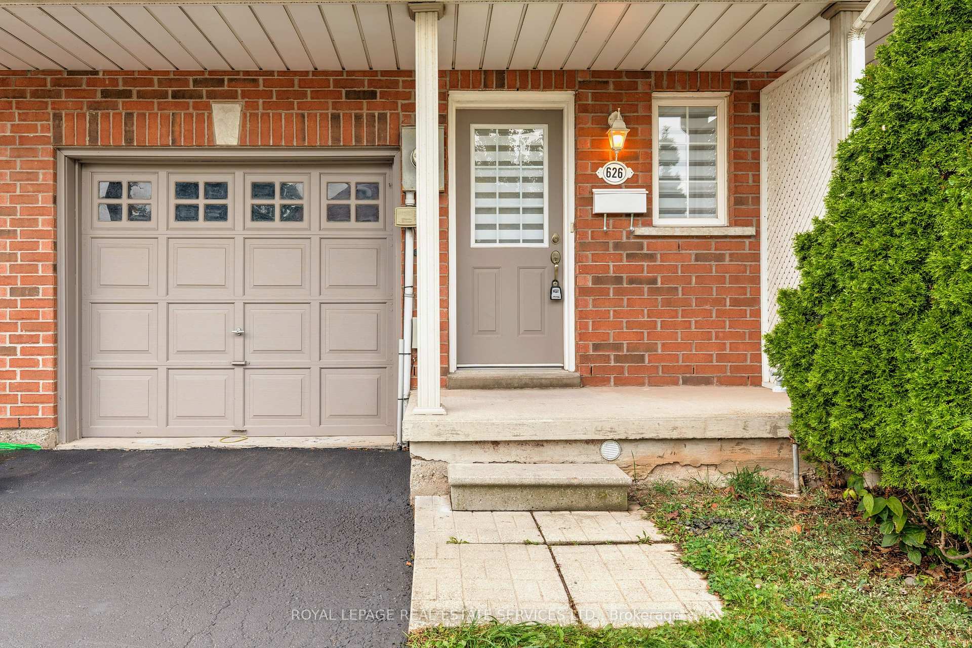 Photo 3 of 626 Iris Court, Burlington, Shoreacres — HOMEH