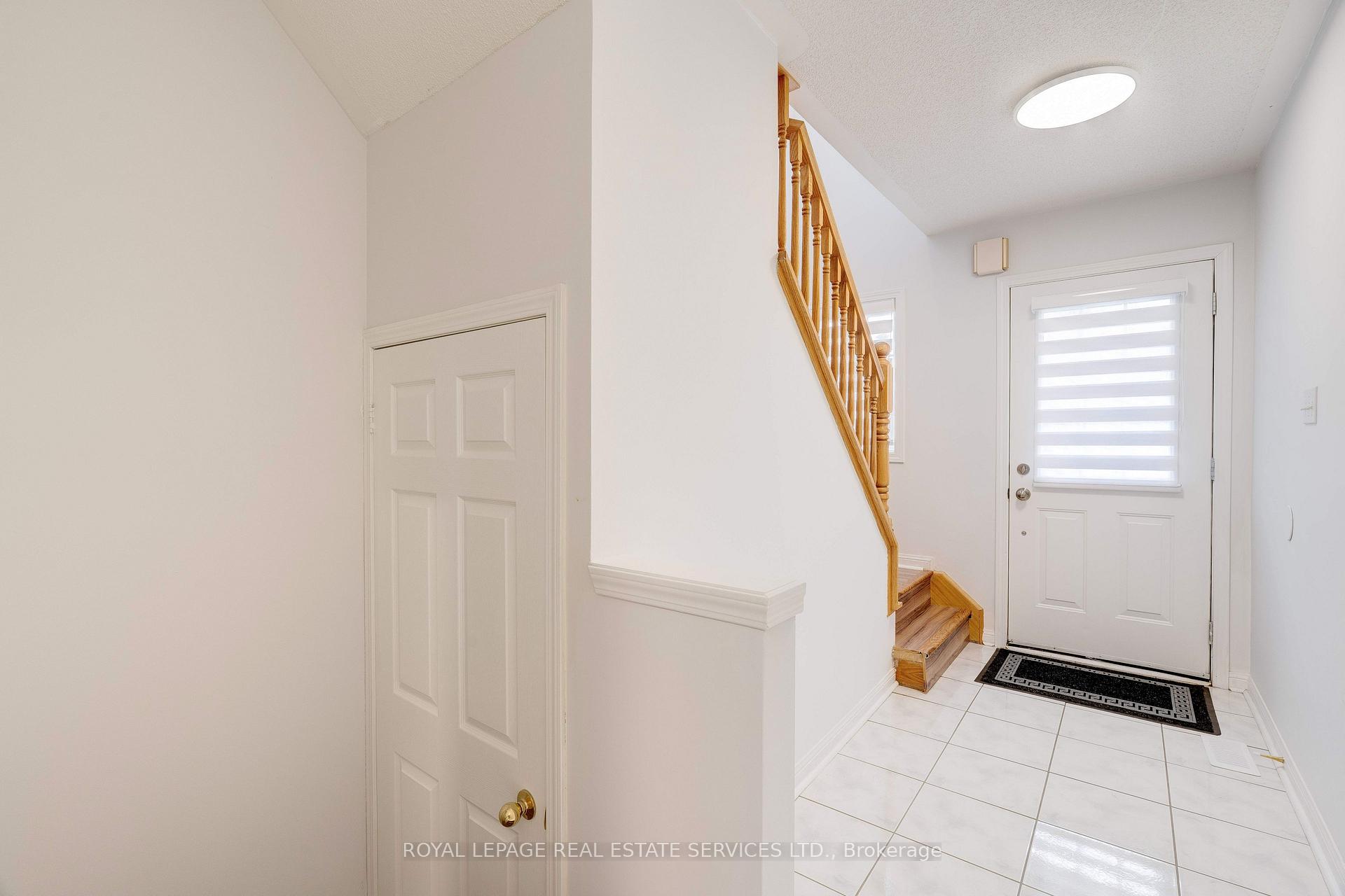 Photo 4 of 626 Iris Court, Burlington, Shoreacres — HOMEH