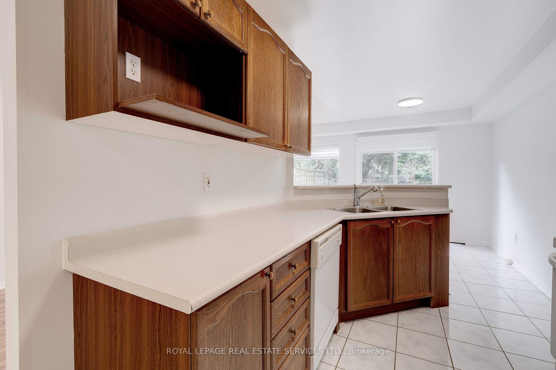 Photo 7 of 626 Iris Court, Burlington, Shoreacres — HOMEH