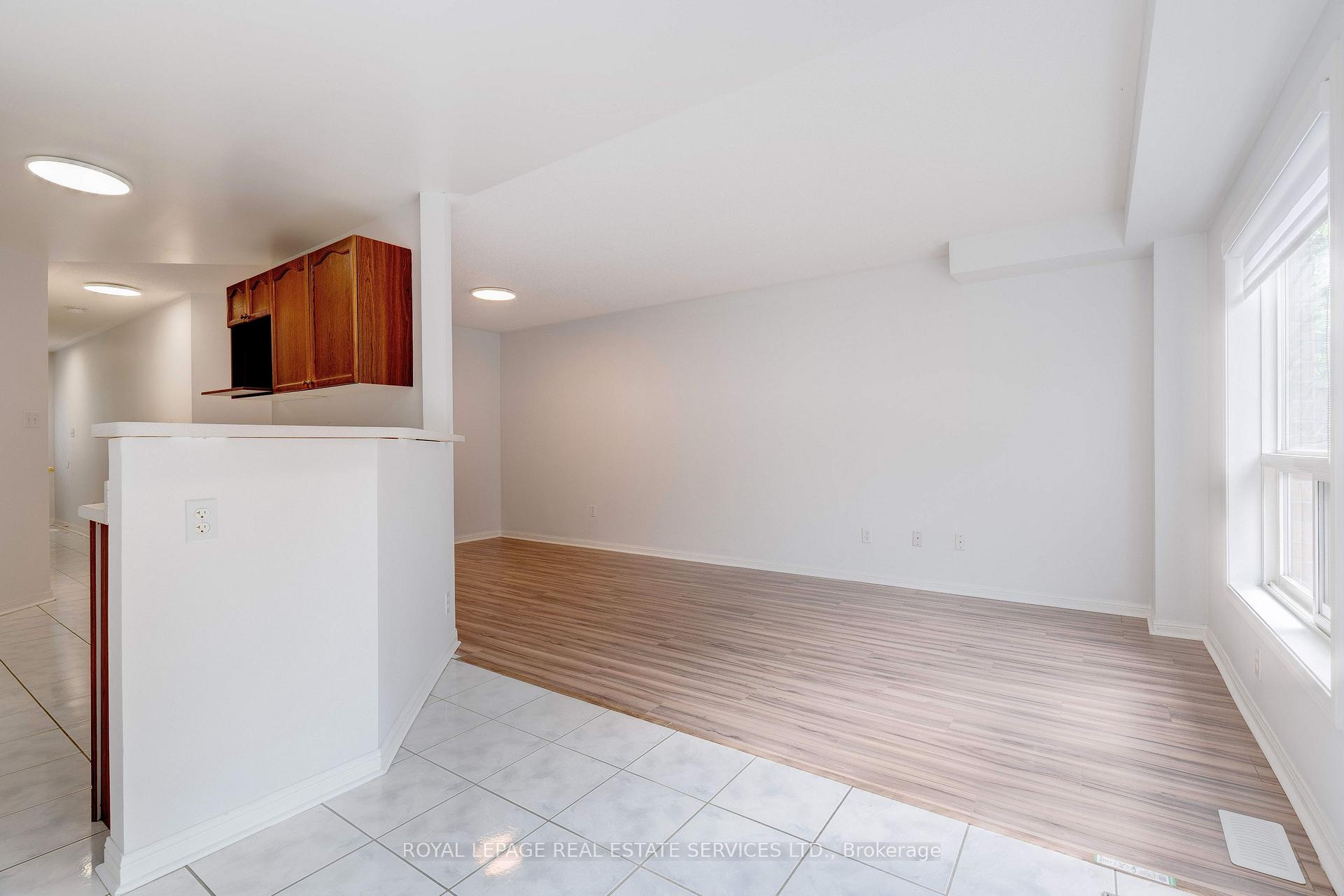 Photo 10 of 626 Iris Court, Burlington, Shoreacres — HOMEH