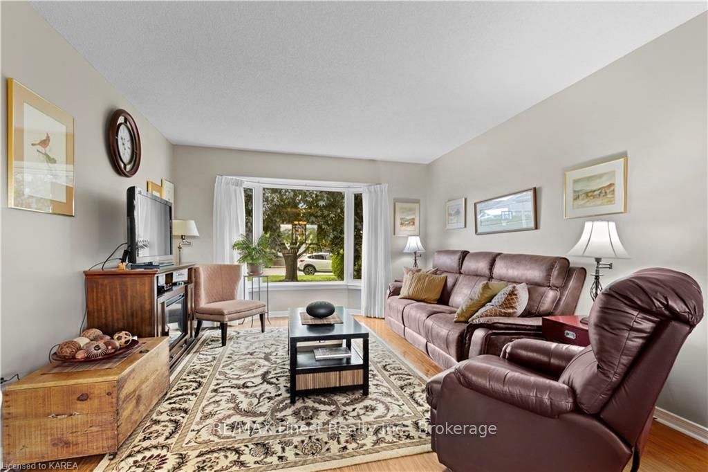 Photo 6 of 671 Macdonald Drive, Gananoque — HOMEH