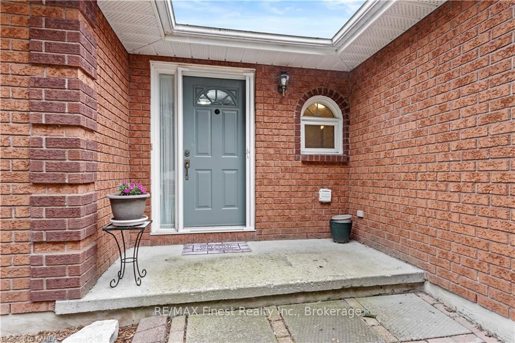 Photo 3 of 671 Macdonald Drive, Gananoque — HOMEH