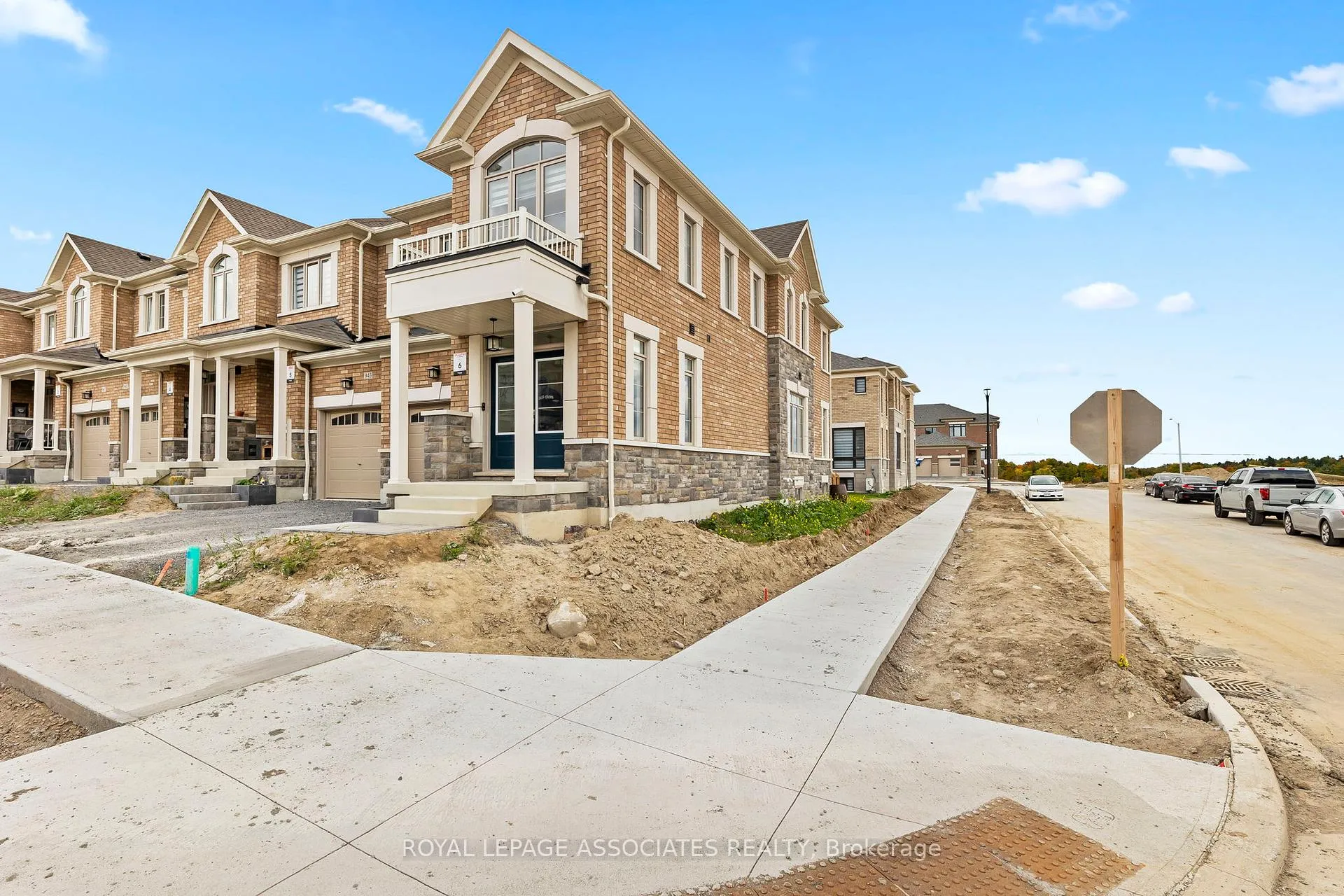 Photo 2 of 941 Grosbeak Trail, Pickering, Rural Pickering — HOMEH