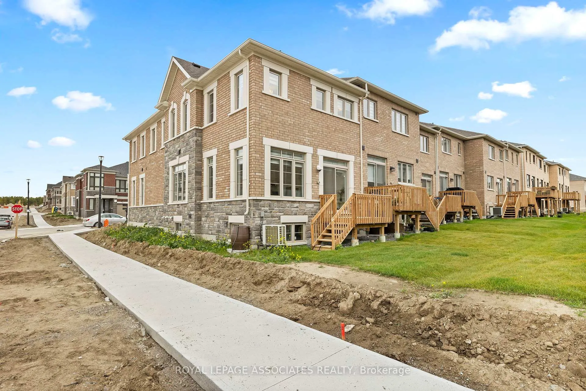 Photo 36 of 941 Grosbeak Trail, Pickering, Rural Pickering — HOMEH