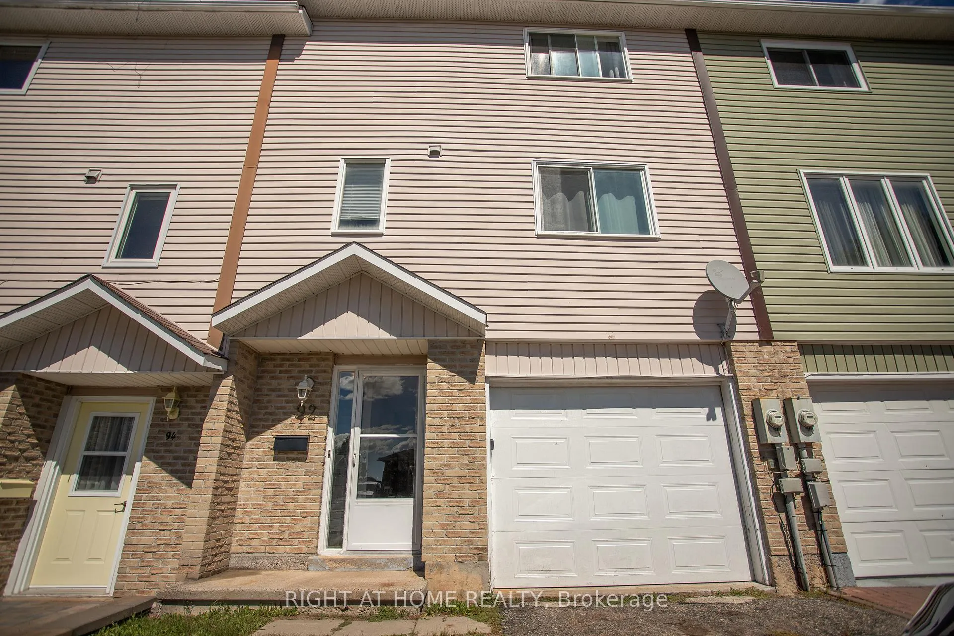 Photo 2 of 92 Farquhar Place, Elliot Lake — HOMEH