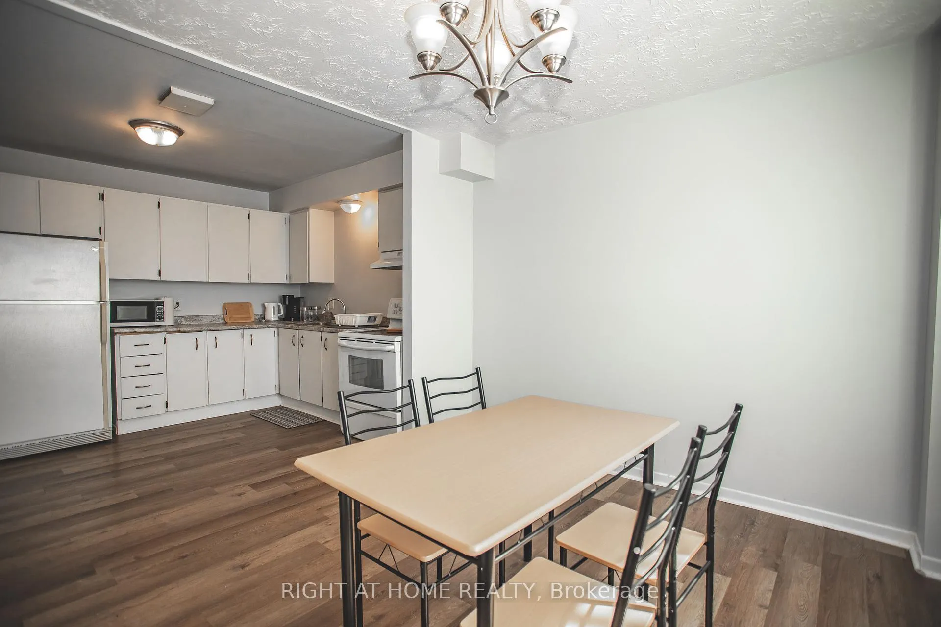 Photo 6 of 92 Farquhar Place, Elliot Lake — HOMEH