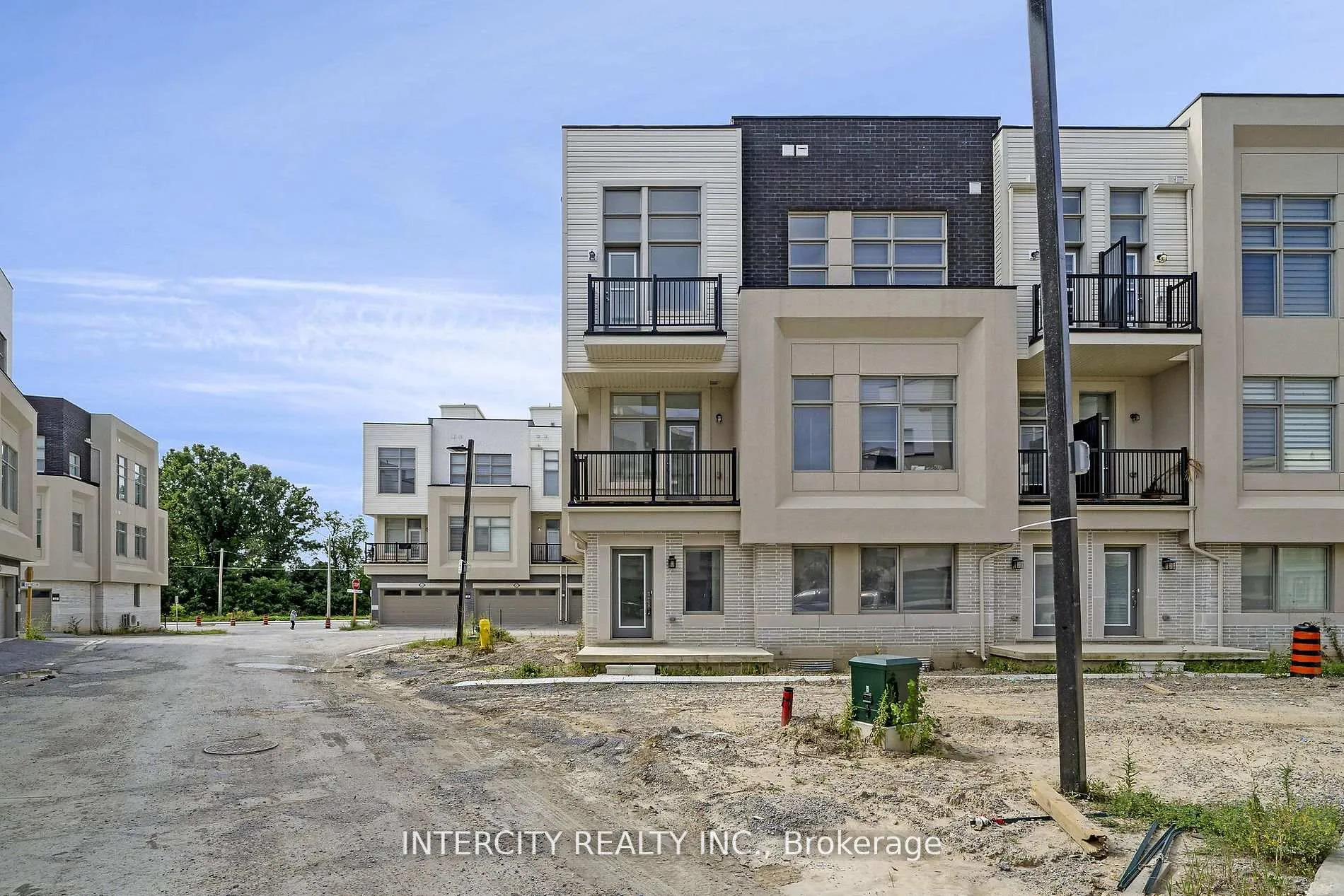 Photo 2 of 7 Albert Firman Lane S, Markham, Cachet — HOMEH