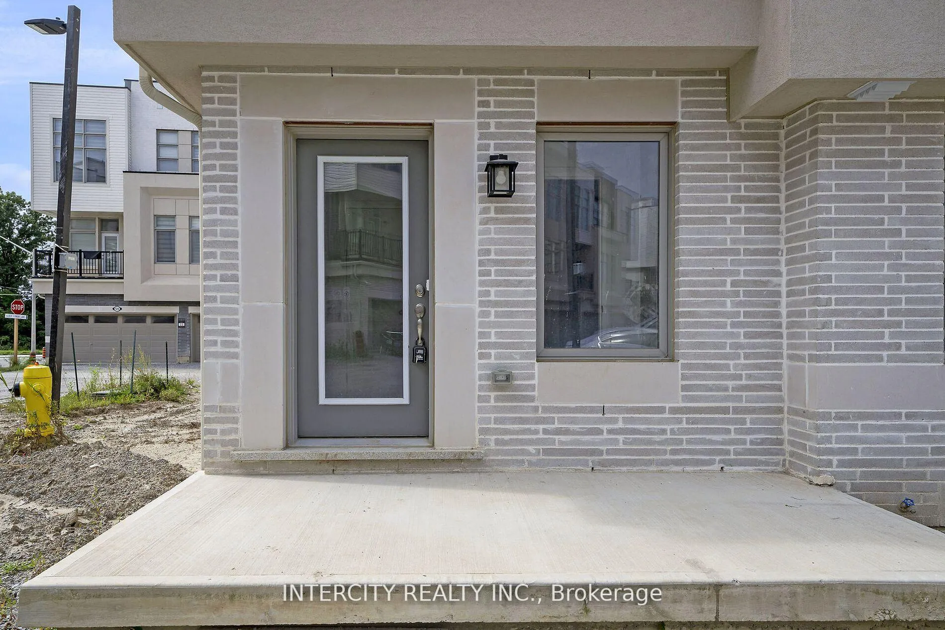 Photo 3 of 7 Albert Firman Lane S, Markham, Cachet — HOMEH