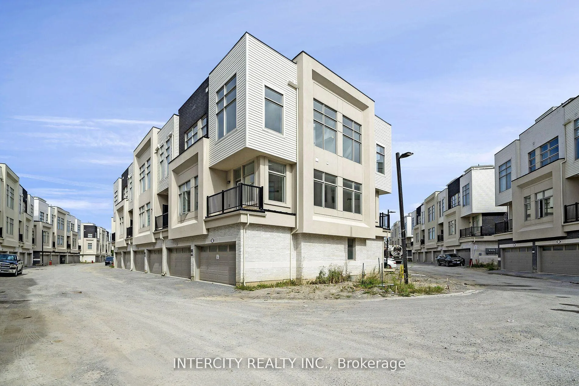 Photo 4 of 7 Albert Firman Lane S, Markham, Cachet — HOMEH
