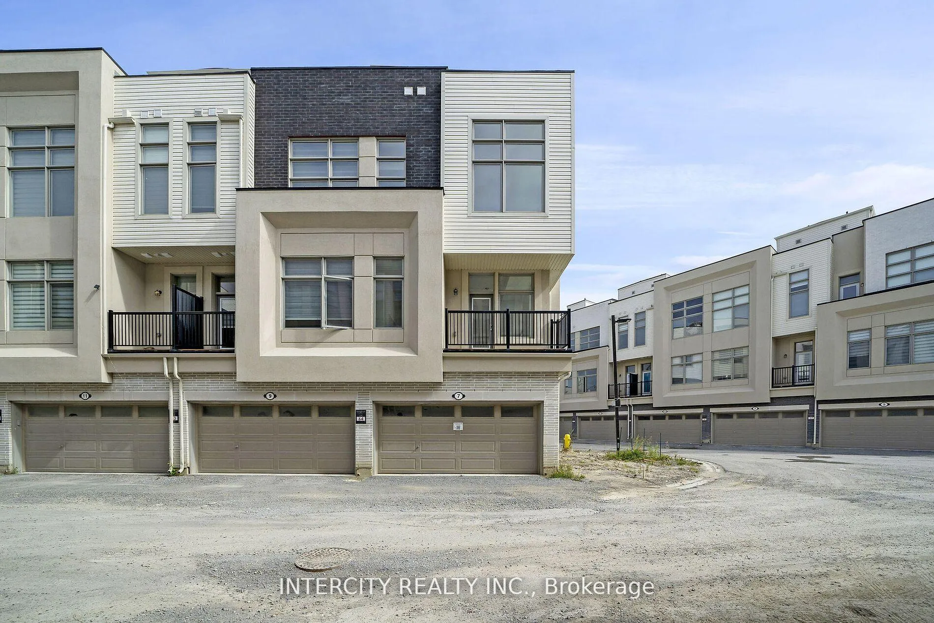 Photo 5 of 7 Albert Firman Lane S, Markham, Cachet — HOMEH